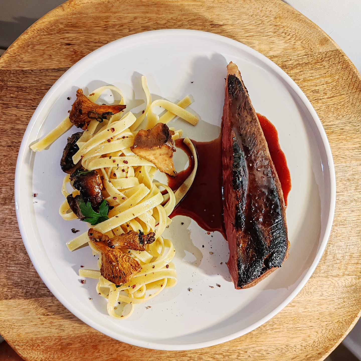 Magret de canard laqué au miel et citron, sauce au vin rouge, tagliatelles, girolles et sel de vin rouge 🍷
#instafood #cuisineart #foodstagram
#instacuisine #foodlover #foodartists
#cuisine #bistronomie #foodblogger
#foodblogger #foodlover #dressage
#chefathome #cheflife #foodstylists