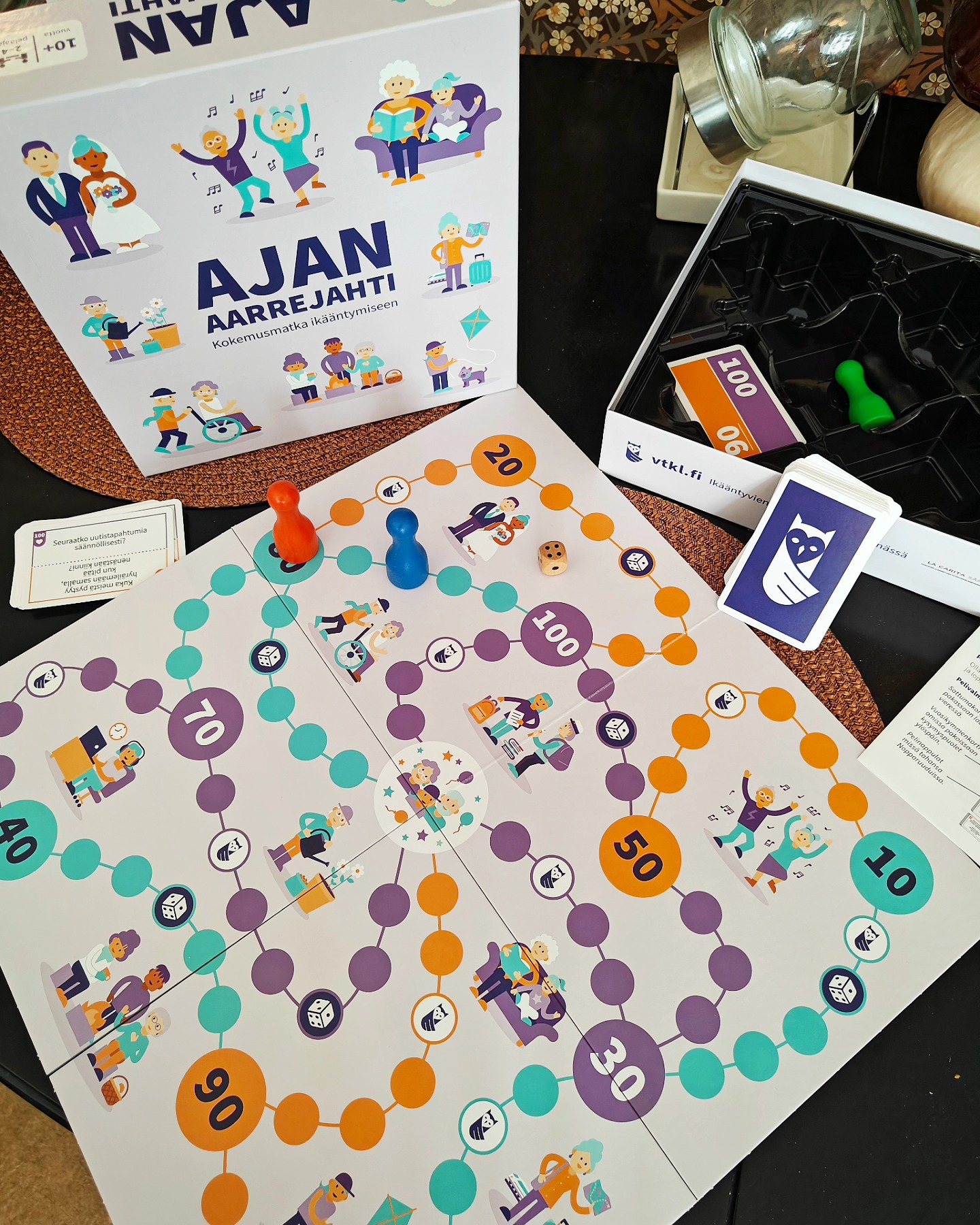 Suunnittelin lautapelin ulkomuodon Vanhustyön keskusliitolle! ♟️🎲♟️Hauska projekti, toivottavasti pääsen vielä joskus toistekin lautapelejä suunnittelemaan!😊 #vtkl #lautapelisuunnittelu #kuvittaja #kuvitukset