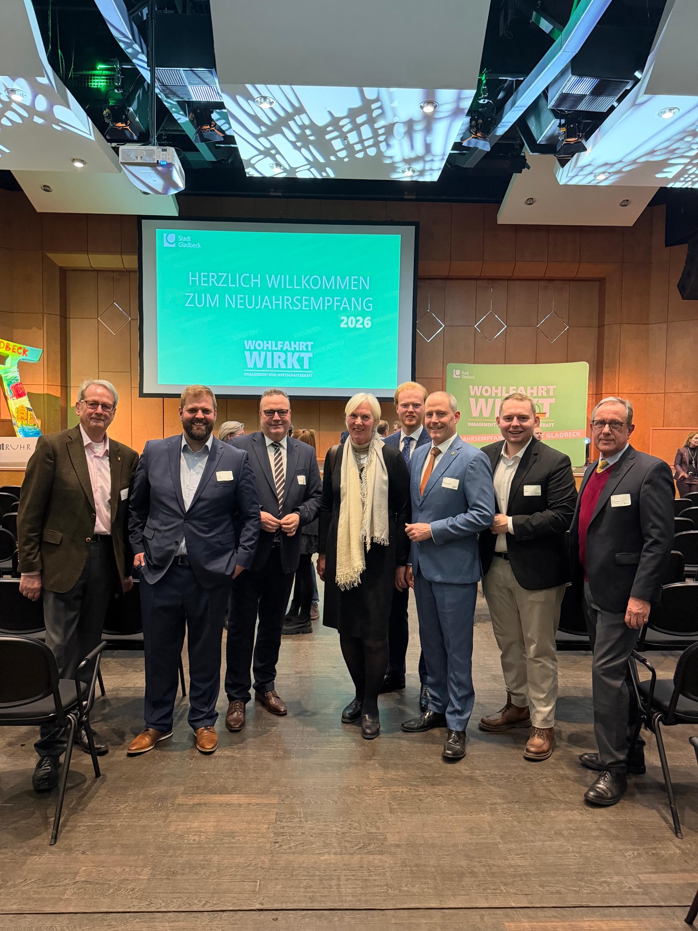 📍 Wohlfahrt wirkt - Neujahrsempfang der Stadt Gladbeck
Gestern war ich beim Neujahrsempfang der Stadt Gladbeck zu Gast. Karl Hesse, theologischer Geschäftsführer des Diakonischen Werkes Gladbeck-Bottrop-Dorsten und Sprecher der AG Wohlfahrt Gladbeck, hielt einen Impulsvortrag. 🎙️
Im Mittelpunkt stand das Thema Wohlfahrt – eine wichtige Arbeit, die oft im Hintergrund geschieht, aber für viele Menschen im Alltag unverzichtbar ist. 🤝
2026 gibt uns die Chance und den Auftrag, als Demokratinnen und Demokraten einander wertschätzend, den Geist der Subsidiarität lebend, die Herausforderungen unserer Zeit lösungsorientiert anzugehen und unseren politischen Auftrag pragmatisch handelnd sowie Zuversicht zeigend zu erfüllen. 💪🏻
Vielen Dank allen, die sich tagtäglich für andere einsetzen.🙏🏻