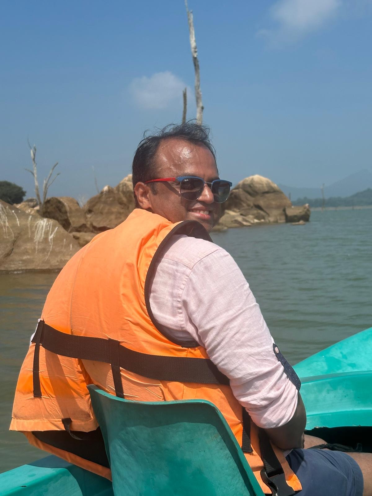 Continuation to previous post…
We have finished our first week of my chef-led food tour with a group of 10 travellers from UK, USA and Netherlands.
This route is not the regular tourist route and it is my first time too on this track. I have not done a rekki but did a lot of research, spent good amount of time contacting the hotels, resorts, locals to make this tour a memorable experience and just went ahead with the gut feeling that it will all be fine when we go there.
So far it has been more than amazing and hands down best tour by far.
We kicked the tour off with England vd Sri Lanka cricket match in Colombo to the churches and beaches of Negombo and moved on to the local crowded bazaars and Hindu temples of Jaffna to the historic Buddhist Anuradhapura to very calm serene beaches of Pasikuda and right into wildness at Gal Oya national park where we had the most beautiful sighting of a herd of 25 elephants and their little ones.
It was a different experience each day with food too. We had lunches at street side shacks and shops, dinners cooked by locals and chefs, cookery demos at residences and farm houses.
Each day was a whole different experience and I am glad I chose this off beaten track for the first week of the tour. The resorts and hotels were stunning and the staff were just amazing. Nothing was too much of an ask for them.
What was common though along the tour was the warmth and hospitality of the people of Sri Lanka. Everyone welcomed us with big smiles and open arms and this is why I love coming back to this country over and again as for me more than places it’s the people that make all the difference.
Roll on to week 2