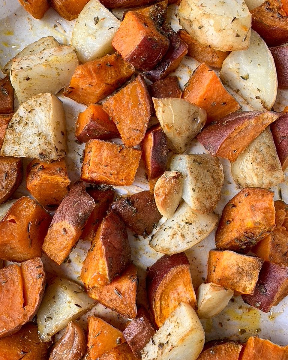 Food prep reduces the likelihood of purchasing something unhealthy on your lunch break, saves $$ and makes it so much easier to eat nourishing foods throughout the week.
Food prep doesn’t have to be cooking 3 different dishes on a Sunday or having a fridge full of ready to eat meals.
For me, food prep is prepping individual ingredients rather than entire meals.
INGREDIENT PREP IDEAS:
❊ Roast sweet potato, pumpkin and other veggies to have ready to throw in a salad or a wrap (personal fave)
❊ Cut up capsicum, carrot and cucumber for ready to eat snacks
❊ Cook up a big pot of couscous, rice or quinoa for a carbohydrate source to add to salads
❊ Boil some eggs for a ready to eat high protein snack
❊ Prepare a few yoghurt and granola jars for those breakfasts when you’ve snoozed your alarm a few too many times.
#foodprep #healthyfood #mealprep #nutrition #foodhack