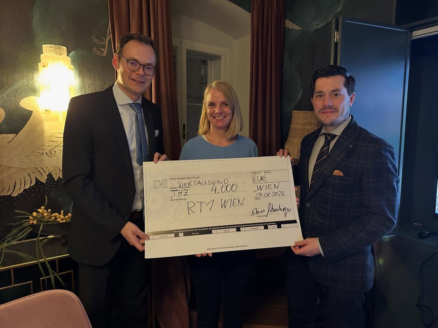 Mittlerweile zur Tradition geworden ist der alljährliche Besuch des Therapiezentrums für halbseitig Gelähmte bei uns im Clublokal. Ein leidenschaftlicher Vortrag von Frau Fritz gab uns schöne Einblicke in die tagtägliche Arbeit des THZ mit seinen Patienten. Wir freuen uns sehr, diese großartige Einrichtung auch heuer wieder mit 4.000€ unterstützen zu können. Herzlichen Dank für den Besuch! 😊