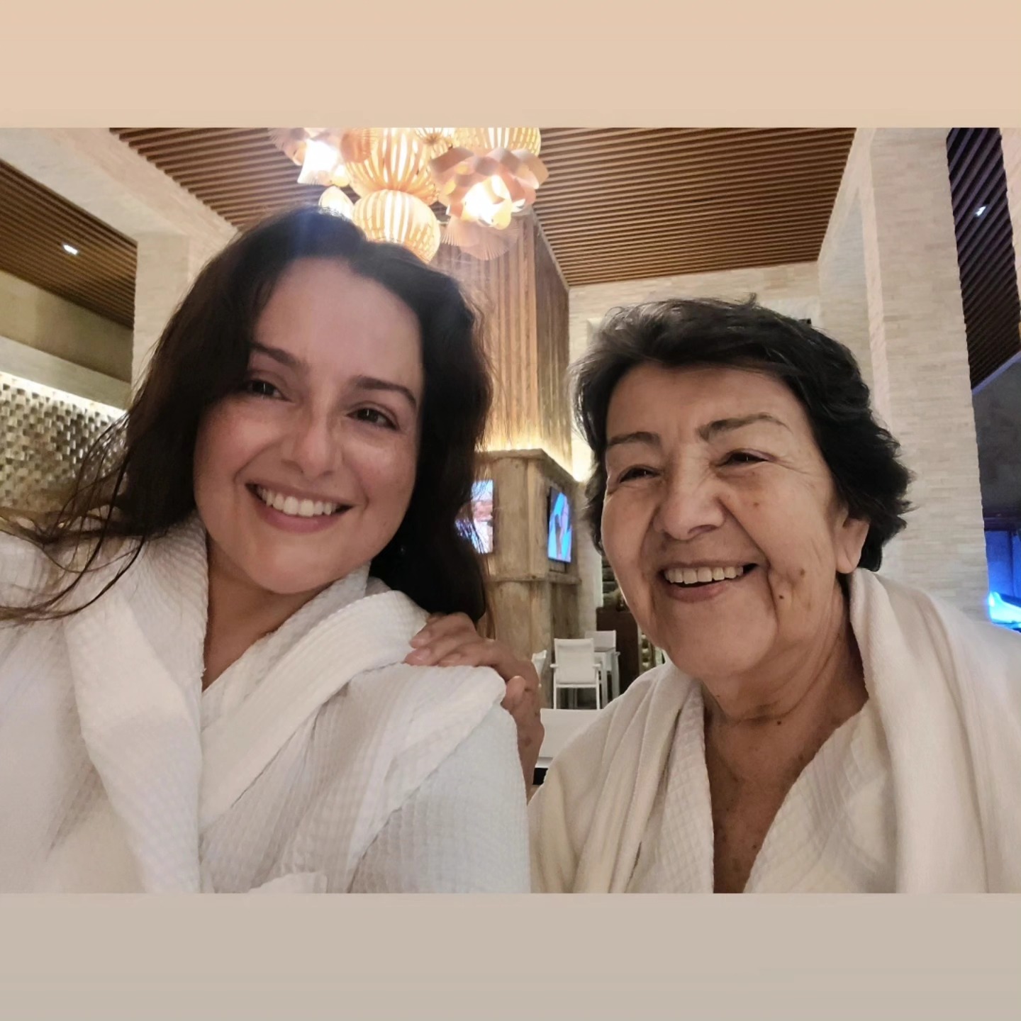 My birthday 05-05 ! Here with Mama enjoying a surprise spa day made for the Queens 👑👑 A special thank you to my love @blackyfontane for setting this lovely day up! I feel so taken care of, pampered, loved up on, and finally RELAXED. I was able to release and surrender to my soft feminine and breathe 🪷
💯 With all the dancing, traveling, entrepreneur-ing, moving, lifing - I needed a moment to recuperate. I soooo needed this. I literally cried on the massage table (shout out to Marie) with all the release. Then watching my mama relax and enjoy herself is a gift on top of the gift! She's the one who brought me into this world and showed me how to never give up on my dreams.
🥰 This post is a reflection of where I'm at during this era of my life. I find that the older I get, the more these things ring truer and deeper:
✨️👑 In my ' feel good & sexy in your natural state' era.
✨️👑 In my 'protect my peace' era.
✨️👑 In the 'comfy in my skin ' era
✨️👑 In the deepest gratitude for family and chosen family' era
✨️👑 My puma era (iykyk) - I have a little gangsta in me & thats ok 😉 jeje
✨️👑 'Cafecito con pan en mi bata' era
✨️👑 'Love myself deeper' era
✨️👑 Trust my intuition era
✨️👑 Boundaries, boundaries, boundaries
✨️👑 Dope ass, unapologetic, gonna catch my life era
✨️👑 It's la Señora Era ! Liberateeeee
I LOVE IT 2 MAAACH!
🪷 So, no fancy edit today, just pura corazon. A snapshot of exactly how I wanted to spend my bday. In my natural state connecting with my loves. Tranquila, smiling from the heart. Naked sin filtro - Como dijo mi mami: Asi como nacistes.🪷🥰✨️🌻
🌻 A seguir p'alante con todo el amor que tengo ! Let this birthday month be full of dance, good health, connection, and joy !
#blessings #bdaygirl #blessed #graciasalavida