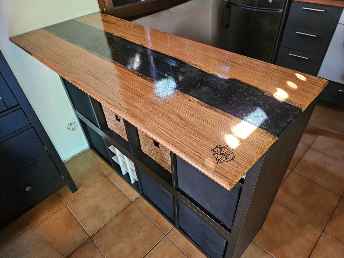 Mise en place du bar en chêne et résine époxy noire 👌
#lafabricdard #artisanatfrancais #autoentrepreneur #rivertable #epoxyart #epoxyresin #epoxytable