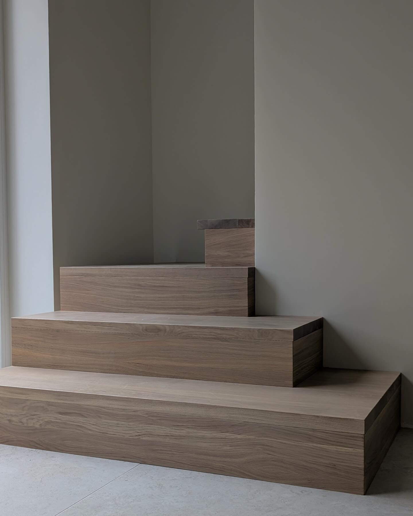 Vidaus laiptų pakopos iš ąžuolo masyvo su baltai dažytomis papakopėmis. Natūrali mediena derinama su šviesiu, moderniu sprendimu, kuris suteikia interjerui lengvumo ir švaros. Prie laiptų priderintas…