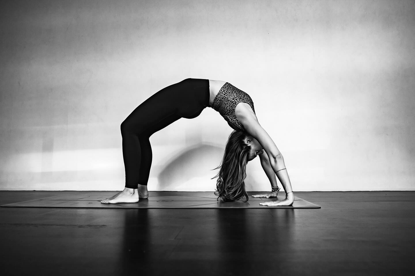 Mut zur Veränderung ✨️
Verhaltensmuster existieren deswegen, weil es qualvoll ist, sich aus ihnen zu befreien. Es erfordert enormen Mut und Unerschrockenheit, ein vertrautes Muster zu durchbrechen. Oft erscheint es einfacher, den gewohnten Weg weiterzugehen, auch wenn er dornig ist, als sich der Angst zu stellen, ins Unbekannte zu springen, ohne zu wissen, ob man auf den Füssen landen wird 🩶
Mein Weg mit Yoga hat mir aufgezeigt, dass es sich lohnt, sich zu trauen. Neues zu wagen, ausprobieren, scheitern, wieder aufstehen, lernen. Es ist so viel mehr als nur Bewegung. Es ist Transformation, Wachstum, Erkenntnis. Vieles ist möglich, wenn der Wille da ist, du dich traust und einfach beginnst... Das Leben ist hier um Erfahrungen zu sammeln, sei neugierig und wechsle zwischendurch deine Perspektive 😉
Was wolltest du schon lange mal machen, aber traust dich nicht? Was hält dich zurück? Welchen ersten kleinen Schritt kannst du heute bereits machen?
Gerne unterstütze ich dich bei deinem Prozess. Sei es bei einer Ernährungsumstellung, bei deiner Yogapraxis oder auch einer Veränderung in anderen Lebensbereichen. Trau dich und starte noch heute 💫
#veränderung #mut #transformation #wandel #neugier #bewegung #motivation #ziel #fokus #intuition #vertrauen #ernährung #ernährungsberatung #ernährungsberatungzürich