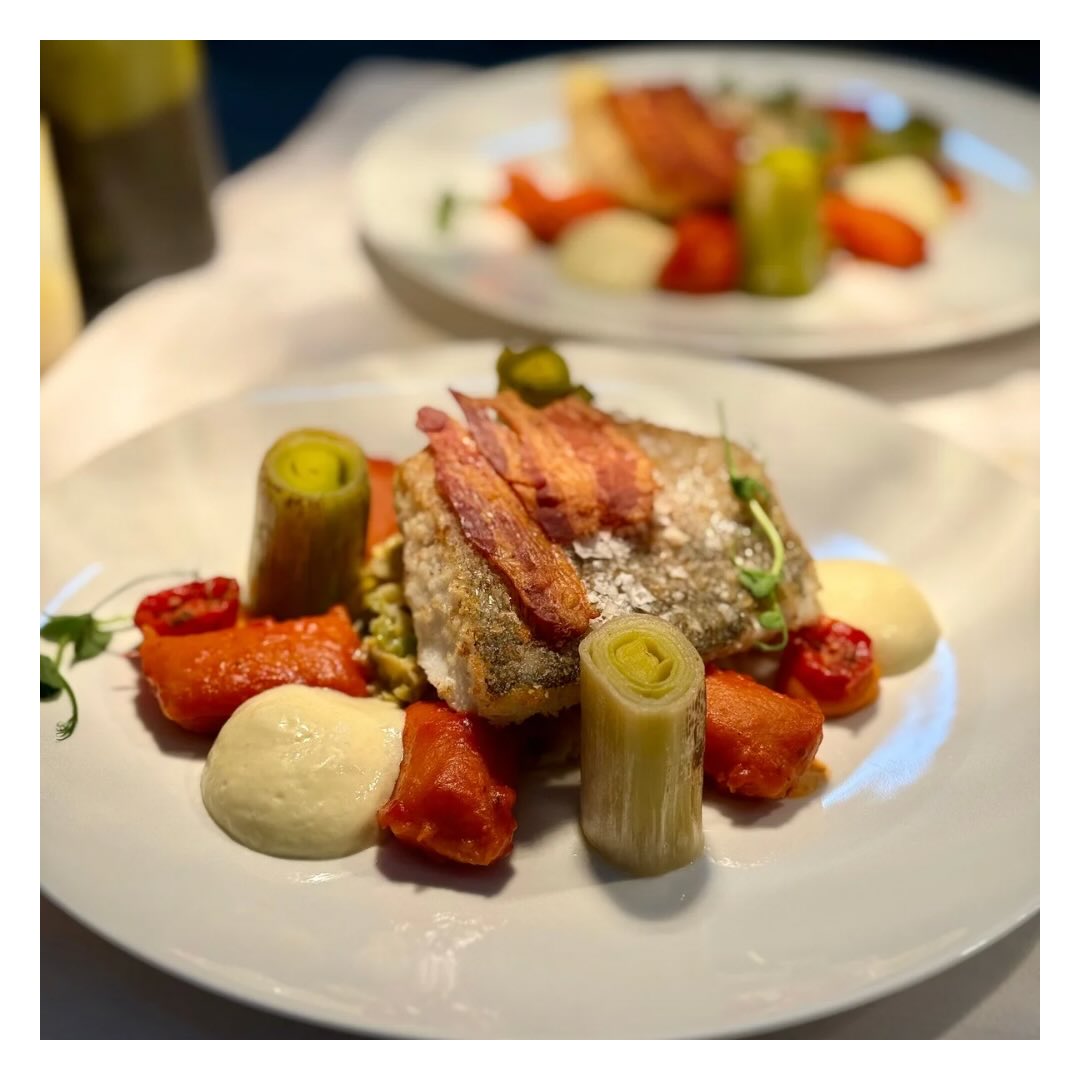 Filet vom Zander, gebraten
Confierter Lauch / geschmorter Wirsing / Tomaten Gnocchi / Senfschaum / Speck Chip
Appetit auf Fisch?
Reserviert euch jetzt einen Platz. - Telefonisch unter 0471/48364080 oder online auf www.pier6.de.
#pier6 #bremerhaven #fisch