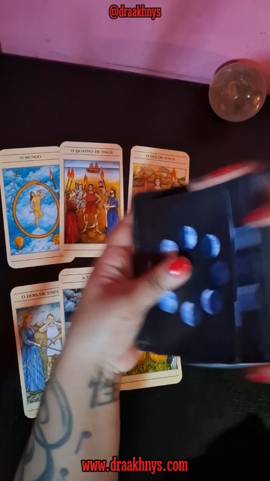 Você tem vivenciado uma finalização de um ciclo que trará maior estabilidade e felicidade para sua vida. Mas no seu íntimo ainda há dúvidas e inseguranças acerca disso, e isso vem de uma ilusão de que esse fim é uma perda, quando na verdade é apenas uma conclusão de algo que não deve permanecer na sua vida por não estar alinhado contigo.
Não se deixe tomar pela desconfiança ou inflexibilidade, siga o fluxo, olhe para isso como uma nova porta que se abre.
Permita que os ritmos e fluxos se façam presente, a vida é feita de mudanças, e nem todas elas estamos esperando ou desejando, mas TODAS elas estarão alinhados com quem você se tornou ou com quem você precisa se tornar para alcançar aquilo que almeja.
Sim, mudanças são chatas e incômodas, as coisas ficam fora do lugar, e a verdade é que o que mais incomoda é a falta de controle. Mas é na mudança que vemos o que devemos jogar fora e o que devemos levar para a próxima fase na nossa vida. O que está saindo pode estar te pegando "no sopetão", mas em algumas semanas ou meses, tu verás que foi a melhor coisa que poderia acontecer, e quanto mais você se apegar a isso, mais retardará o novo que está chegando.
Se permita
Aceite o fluxo
Seja flexível e aceite que nem você é mais a mesma pessoa que costumava ser...
E está tuuudo beem.
Não crie problemas imaginários por não aceitar essa finalização, tudo é finito, de resto a mudança é o que há.
Essa é uma leitura COLETIVA, portanto, pegue o que ressoa com você, caso deseje uma leitura na SUA ENERGIA agende na DM.