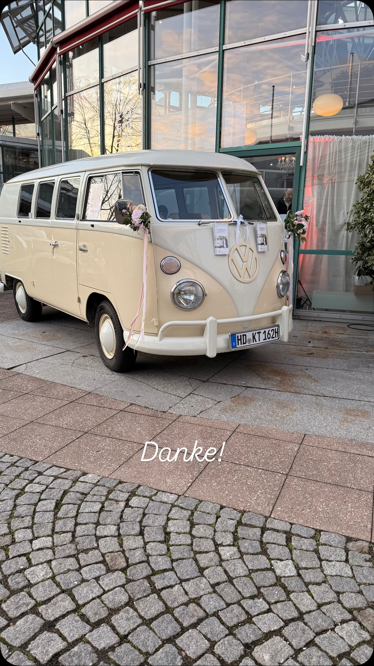 ✨ Danke, Hockenheim! ✨
Wir sagen von Herzen Danke für euren Besuch auf der Hochzeitsmesse in Hockenheim 💕
Es war uns eine riesige Freude, so viele wunderbare Brautpaare kennenzulernen, inspirierende Gespräche zu führen und unsere Brautautos live zu präsentieren 🚘✨
Ein ganz besonderes Dankeschön an Nina und ihr großartiges Team für die tolle Organisation und diese rundum gelungene Hochzeitsmesse 🤍👏
Danke für euer Interesse, eure lieben Worte und die wunderschöne Atmosphäre – ihr habt die Messe für uns besonders gemacht!
Wir freuen uns darauf, einige eurer Hochzeiten begleiten zu dürfen 💍🤍
#deinBrautauto #Hochzeitsmesse #Hockenheim #bulliliebe #hochzeitsinspiration