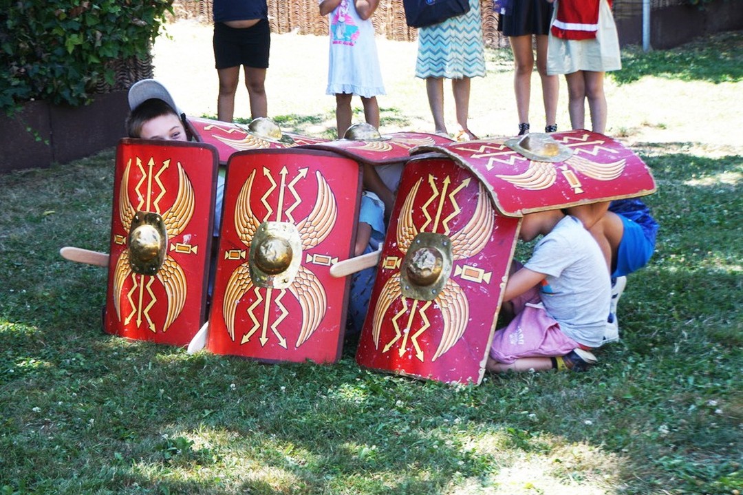 Pour la rentrée des classes, organisez un voyage dans l'Antiquité avec vos élèves avec Imperium Anticum. Nouvelle brochure de nos animations scolaires disponible sur demande 👍
© J.C. Barthout
#animations #scolaires #romeantique #histoire #imperium #latinistes