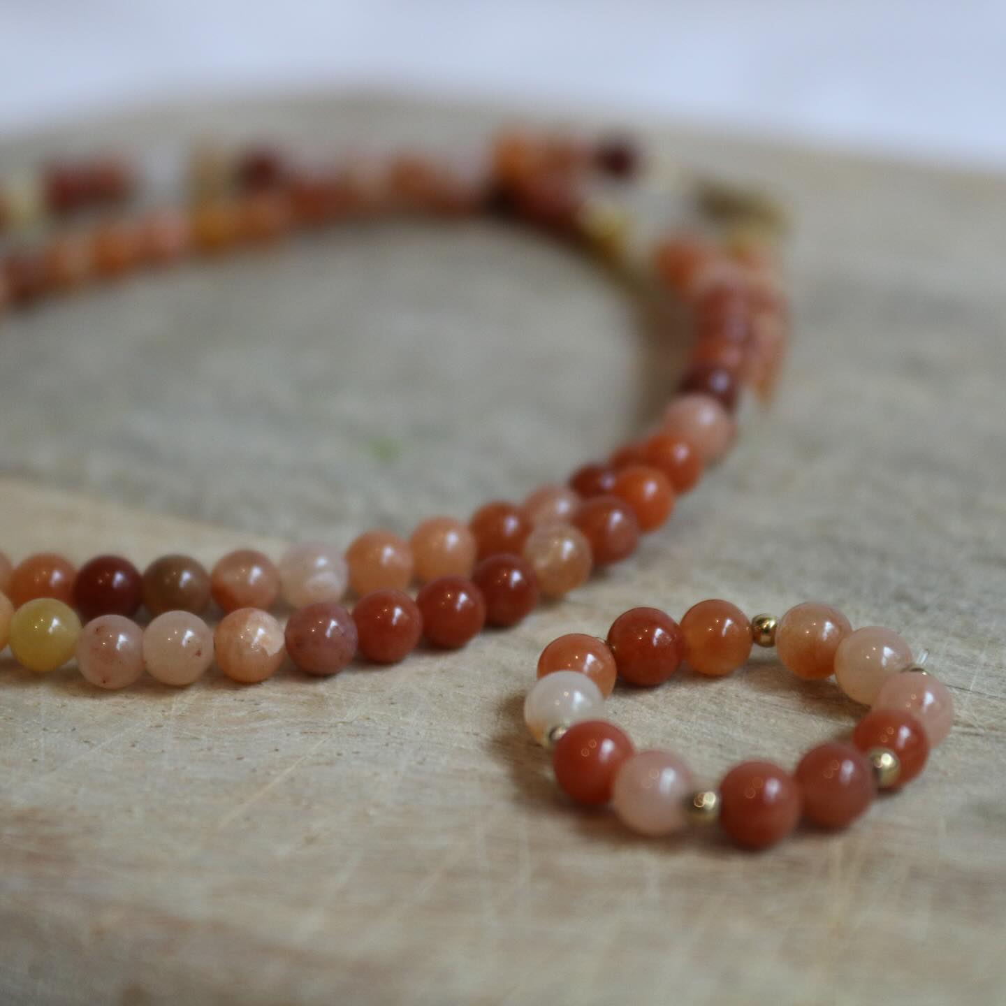 Der Aventurin steht für Stärke und Mut. Er beflügelt dich, für dich einzustehen und mutige Entscheidungen zu treffen.
Aventurin - leitet sich vom italienischen „a ventura“ ab und bedeutet „auf gut Glück“. Er ermutigt dich, für deine Träume und Wünsche loszugehen.