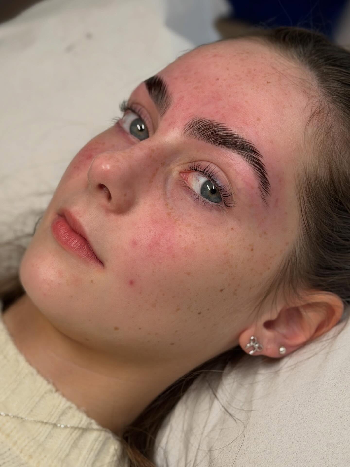 A lash lift and brow lam combo to die for 🤤
We changed up the brows a little today, creating more of an arch, and I’m here for it 😍
Did you know you can brush the hairs in any direction after a brow lamination? It makes the hairs more manageable and manoeuvrable, so wherever you brush them, they’ll stay!