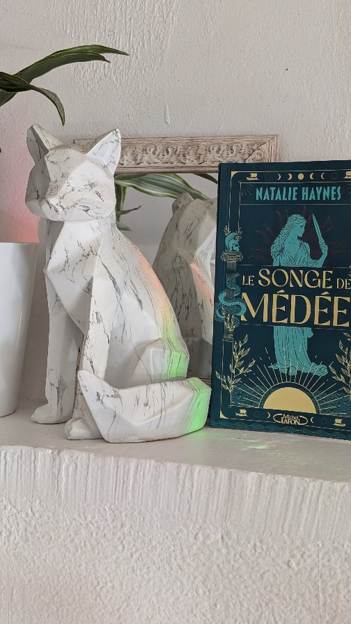Aujourd'hui j'ai reçu « Le songe de Médée » publié chez @editionsmichellafon !
✨ Résumé ✨
Un récit mythique renversé, féministe et furieusement contemporain
Médée entre en scène. Et cette fois, l'histoire des Argonautes est racontée par elle – et par celles qu'on n'a jamais écoutées.
Alors que Jason s'embarque sur l 'Argo à la recherche de la Toison d'or, il laisse derrière lui une Grèce fracturée, des dieux offensés et des femmes abandonnées. Mais ce n'est pas son épopée que ce roman raconte : c'est celle des femmes qu'on oublie. Hypsipyle, reine de Lemnos, rescapée d'une malédiction divine qui ne lui a laissé d'autre choix que la vengeance. Alcimédé, mère de Jason, reléguée à la marge d'un royaume volé, dévorée par l'amertume. Iphias, prêtresse qui perd le souvenir d'une prophétie fatale au moment où elle devait changer le cours du destin. Et bien sûr, celle que personne n'a oubliée, celle qui aura fait le triomphe de Jason et, plus tard, son malheur...
Lorsqu'il arrive en Colchide avec ses Argonautes, c'est un affrontement sans précédent qui se prépare : celui entre un homme dévoré par l'ambition et le mythe de l'héroïsme viril, et une jeune femme au savoir redoutable, manipulée par sa famille, et terriblement seule. Mais la meurtrière la plus célèbre de la mythologie grecque n'est pas une simple ensorceleuse au service d'un homme : elle est le cœur battant d'un roman brûlant de colère, de désir et de lucidité. Médée se réinvente ici comme une héroïne complexe, douloureusement humaine et puissamment tragique.
#roman #lesongedemédée #bookstagram #receptionlivresque #booklover
