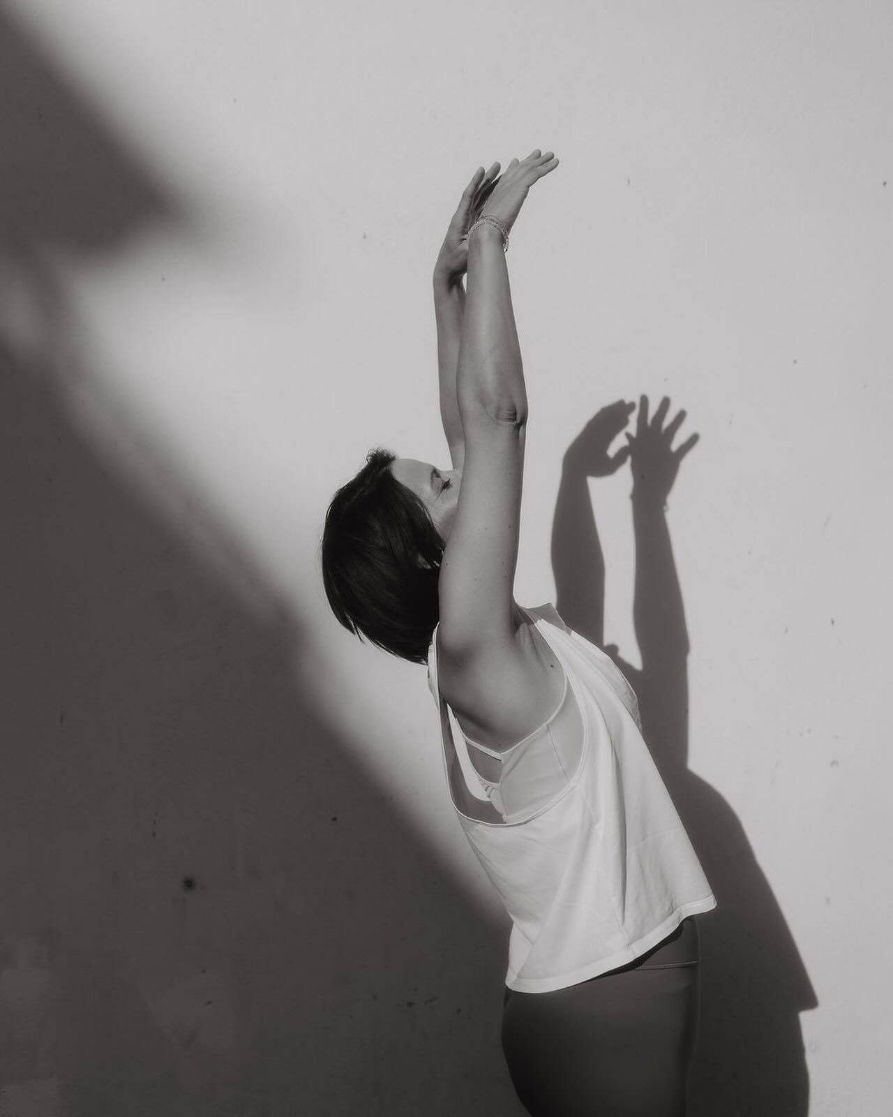 Dunkelheit und Licht
Ich wünsche euch heute eine besondere Wintersonnenwende, die dunkelste Nacht des Jahres. Ohne den Kontrast der Dunkelheit gäbe es kein Licht. Ohne den Schmerz keine Freude.
Die Kunst ist es, die Dunkelheit genauso zu akzeptieren wie das Licht. Beides anzunehmen, ohne Bewertung ♥️
#Polaritätdeslebens
📸 @annis.art