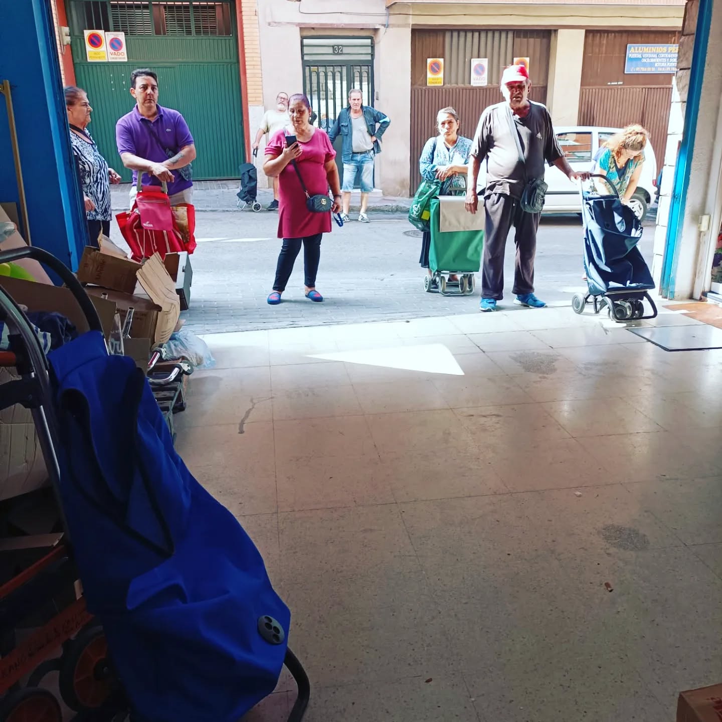 Algunas de nuestras familias recogiendo las cestas de alimentación que les preparamos con mucho amor ♥️ para ayudarles con la cesta de la compra.
#farmaceuticossolidarios #ayudandoamáspersonas #ayudaafamilias #solidaridad #farmaceuticos