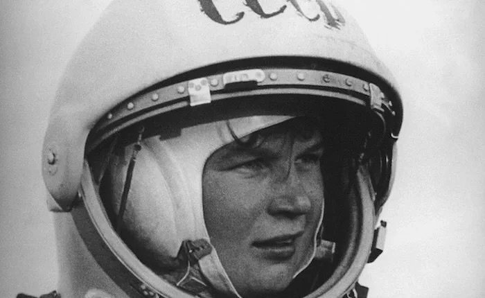 Il 16 giugno 1963, Valentina Tereshkova, la prima donna a viaggiare oltre i confini dell’atmosfera terrestre, pronunciò le sue prime parole: “Qui Caika. Va tutto bene. Vedo l’orizzonte, il cielo blu e una striscia scura. Com’è bella la Terra”. Questo evento segnò un importante capitolo nella storia dell’esplorazione spaziale.
Durante la guerra fredda, si sviluppò una corsa allo spazio tra l’URSS e gli USA. Inizialmente, tutti gli astronauti erano uomini sia nella missione sovietica che in quella americana. Tuttavia, negli Stati Uniti nel 1960, venne avviato un programma privato chiamato Mercury 13, che reclutava donne astronauta senza il finanziamento della NASA.
Circa mille candidate parteciparono alle selezioni, ma solo cinque di loro furono arruolate. La scelta finale fu sottoposta all’approvazione di Nikita Kruscev, segretario del Partito comunista, che apprezzò il background familiare di Tereshkova. Essendo figlia di un contadino e di un’operaia, rappresentava perfettamente l’immagine della donna sovietica. Così, nel maggio del 1963, la giovane operaia fu selezionata come pilota della navicella Vostok 6, diventando la prima donna nello spazio con il nome in codice “Caika” (che significa “gabbiano” in russo). Il 16 giugno 1963, la Vostok 6 partì dal cosmodromo di Bajkonour. Tereshkova rimase nello spazio per tre giorni, durante i quali la navicella orbitò intorno alla Terra per 48 volte. La sua missione si concluse il 19 giugno, quando rientrò nell’atmosfera e atterrò con il paracadute nelle campagne dell’attuale Kazakistan.
Dopo il 1963, Tereshkova non partecipò ad altre missioni spaziali, ma si dedicò alla politica. Attualmente, è deputata alla Duma, il parlamento russo, e fa parte del partito di Vladimir Putin. Nel 1982, un’altra donna sovietica di nome Svetlana Savickaja volò nello spazio, seguita nel 1983 dalla prima donna americana, Sally Ride, che partecipò a una missione dello Space Shuttle.
#space #cosmonaut #observatory