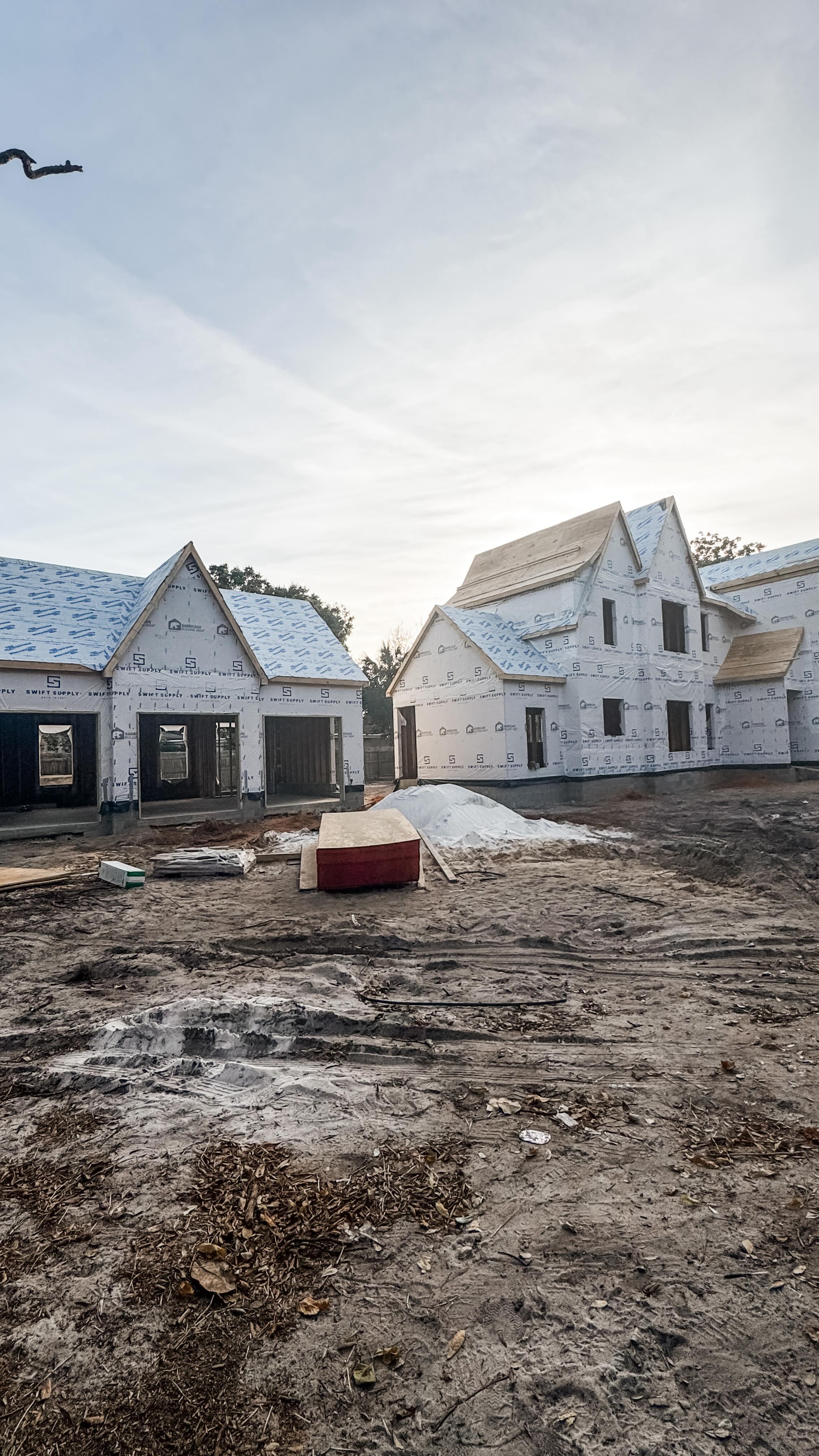 📍Julia Way
Checking off major milestones at one of our most beautiful custom builds! We are looking forward to window install, rough ins, and insulation in the near future. Follow along for the stunning interior design by @ahappy_haven as we execute our customer’s vision!
#fyp #newbuild #homeinspiration #construction #florida