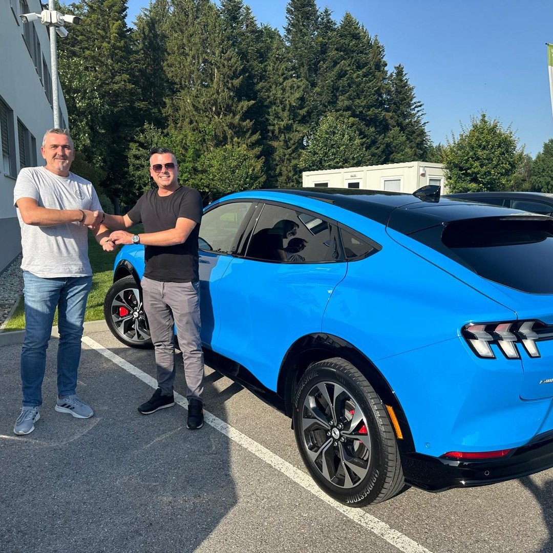 Gute Fahrt, lieber Robert! 🎉
Im Februar feierte unser Robert sein 15-jähriges Firmenjubiläum. Als Draufgabe gab es nun einen Mustang als neues Firmenauto.
Die Übergabe organisierte die Geschäftsführung im Hintergrund, sodass Robert am Mittwoch damit überrascht werden konnte 🥳
Die Übergabe erfolgte durch den Verkaufsberater vom Autohaus König.
Eine #nachhaltige Überraschung, die Robert strahlen ließ.
Viel Freude mit deinem neuen Fahrzeug! 🚗