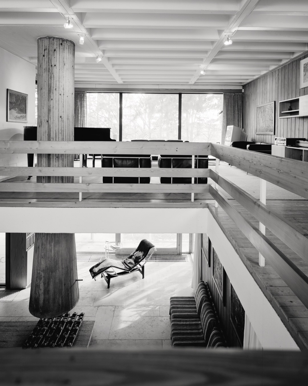 Der bayerische Architekt Bernhard Heid (1930–2002) hat mit seinem Büro zahlreiche markante und höchst elegante Zeugen der Nachkriegsmoderne geschaffen. Viele Schulen, Bäder und andere öffentliche Einrichtungen, aber auch Gewerbebetriebe gehen auf das Konto von Heid, der vor dem Architekturstudium in München bereits die Ausbildung zum Hochbautechniker durchlaufen hatte. Ein grosser Teil davon sind charakteristische Betonbauten.
Faszination Sichtbeton ist das erste Buch über das Schaffen von Bernhard Heid. Drei seiner Schlüsselwerke stehen im Zentrum und werden umfassend präsentiert: das Wohnhaus des Architekten in Zirndorf (1966), die Kirche St. Petrus in Walsdorf (1970–1972) und das Wolfram-von-Eschenbach-Gymnasium in Schwabach (1971–1978). Letzteres wie auch Heids Bauten für das Gymnasium Dinkelsbühl und das Autohaus Pillenstein in Fürth sind in die Denkmalliste des Landes Bayern eingetragene Baudenkmäler.
Die mit Plänen, neuen Fotografien und Archivmaterialien eingehend vorgestellten Gebäude überzeugen durch ihre Eleganz, präzise Erschliessungs- und Nutzungskonzepte sowie die im Stil des Brutalismus gehaltene Materialisierung. Das Wohnhaus der Familie wurde wegen dieser auratischen Qualitäten auch als Schauplatz einer Tatort-Folge und für den Spielfilm 15 Jahre von 2023 eingesetzt. Das sorgfältig konzipierte und schön gestaltete Buch ermöglicht es nun, Bernhard Heids Schaffen und seine faszinierenden Bauten auf anschauliche Art kennenzulernen.
***
Herausgegeben von Birgitta Heid
Gestaltet von Clemens Theobert Schedler, Büro für konkrete Gestaltung
Mit Fotografien von Florian Holzherr
@florian_holzherr
#parkbooks #bernhardheid #sichtbeton #nachkriegsmoderne #bayern