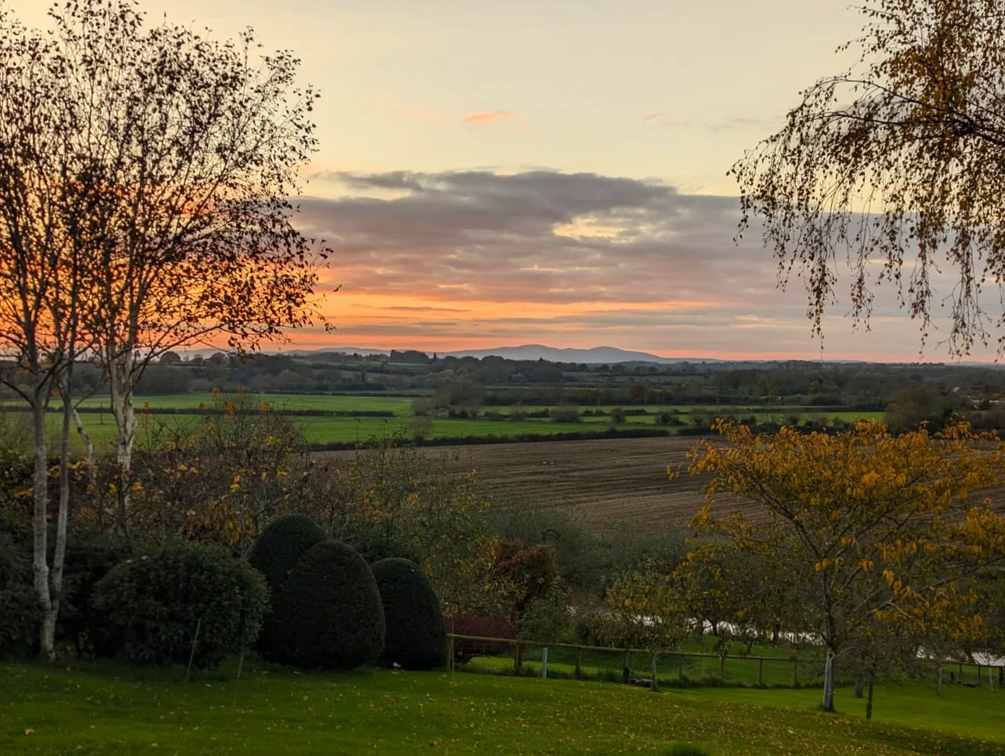The sun is setting over our latest project site. Here we have the most stunning 15 mile view across the Seven Valley over Pershore towards the Malvern Hills.
The River Avon runs right along the bottom of the property.
I wonder what ancient Man would have thought of this view? Just stunning.
Lovely clients, too.
We are so lucky ๐งก
#EnvisageGardens
#worcestershiregardendesign
#exquisitebespokelandscapes
#designedbyexpertscreatedbycraftsmen
#Cropthorne #Pershore #malvernhills #themalvernhills #worcestershire #worcester #businessworc