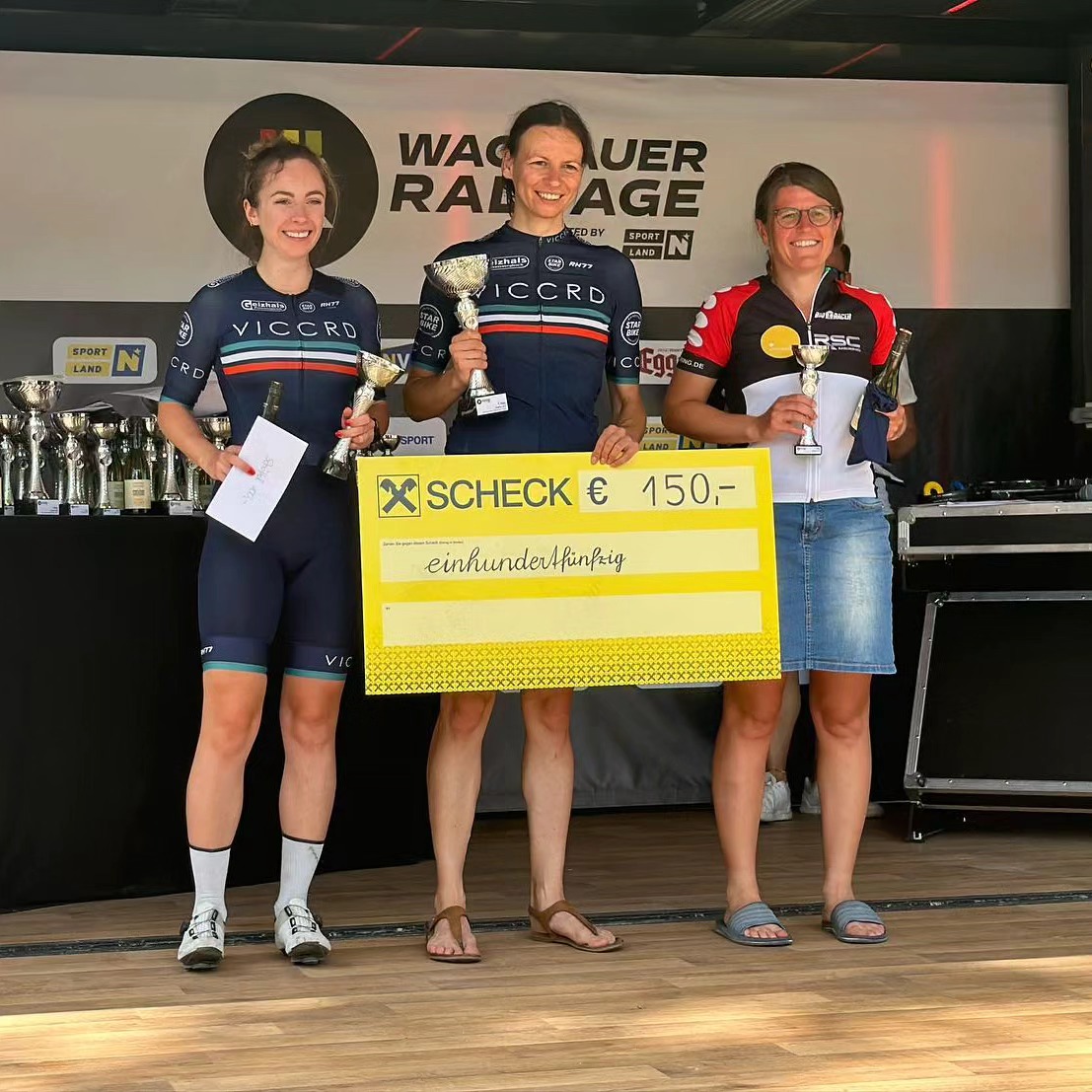 Bevor es dieses Wochenende in Kaindorf weitergeht ein kurzer Rückblick zu den Wachauer Radtagen letztes Wochenende. Mit 13 Starter*innen waren auf der mittleren Distanz am meisten von uns am Start. Dabei konnt @tinsta_insta und @natalie.xri einen eindrucksvollen Doppelsieg feiern. Unsere Männer gewannen die Teamwertung und konnten 4 der ersten 10 Fahrer im Ziel stellen. @mariopedaldancer gewann seine Alterskategorie und wurde insgesamt Fünfter. Auf der langen Distanz waren wir zu sechst vertreten und konnten dort mit @carina_iinaa auch ein Kategoriepodium erreichen. @allesleiwand und Thomas gönnten sich auch noch die als "Genußtour" beworbene kurze Distanz. Herzliche Gratulation und alles Gute für die Ultra-Rennen in Kaindorf an diesem Wochenende!
.
.
.
#viccrd #nevernotracing #podiumshots #cyclinglife #lifebehindbars #fietsen