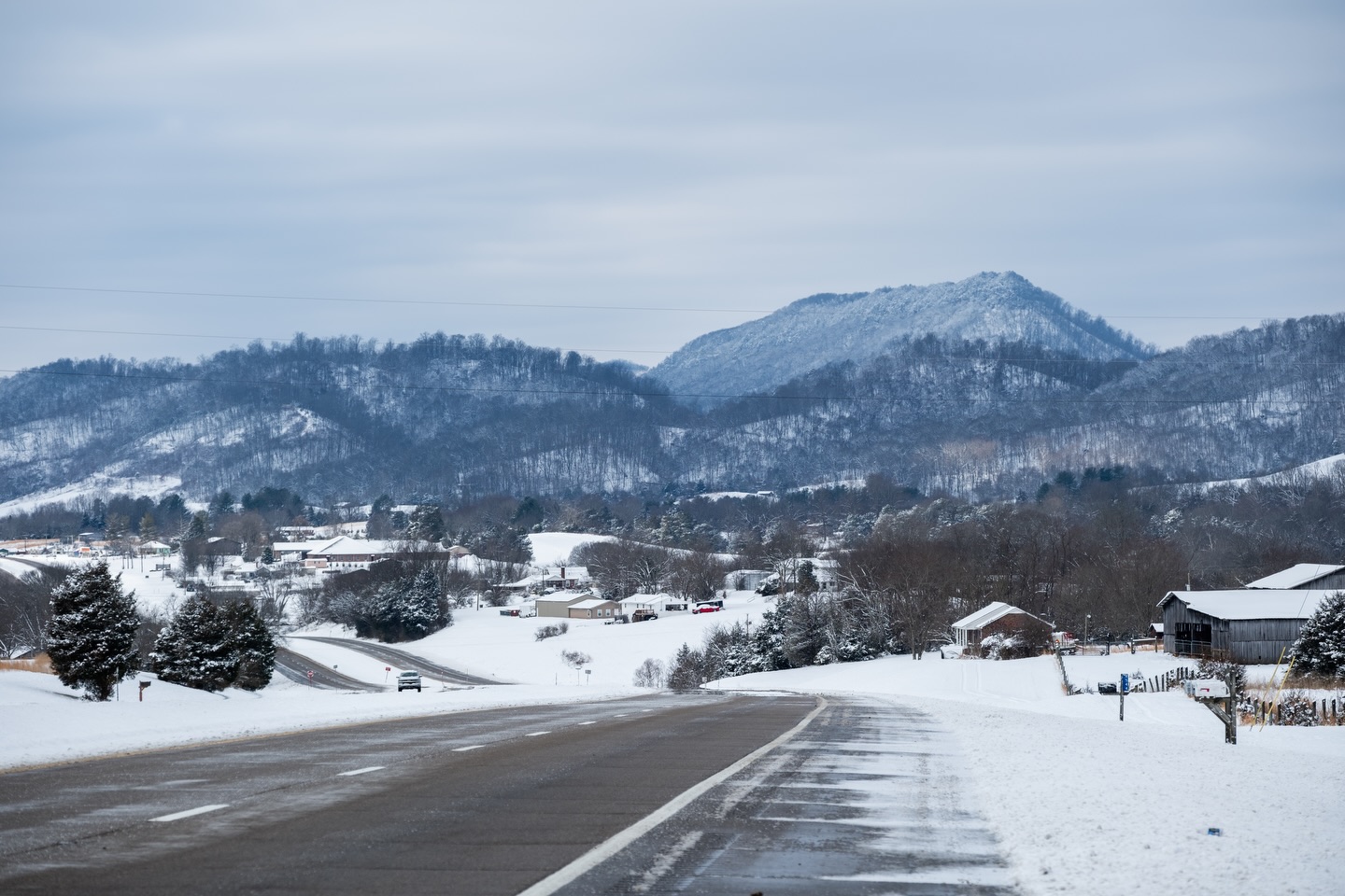 A cold winter morning along 11W heading towards Rogersville, TN from Surgoinsville.
Camera: FujiFilm XT5
Lens: FujiFilm 50-140 f2.8
No filter
#fujifilmxt5 #fujifilmx_us #travel #weather #cold