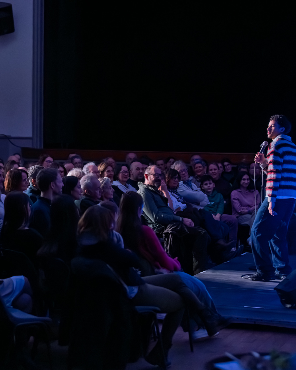 Le @fest.ozoeno s'est transformé en comedy club le temps d'une soirée : du stand-up signé @nizarboumallassa x @ilona_dufrene , de délicieux bagels préparés avec amour par l'équipe, une scène en plein milieu du public... et le tout à guichet fermé !
.
Photos : @etienne_ramousse
.
.
. #ozoeno #festival #standup