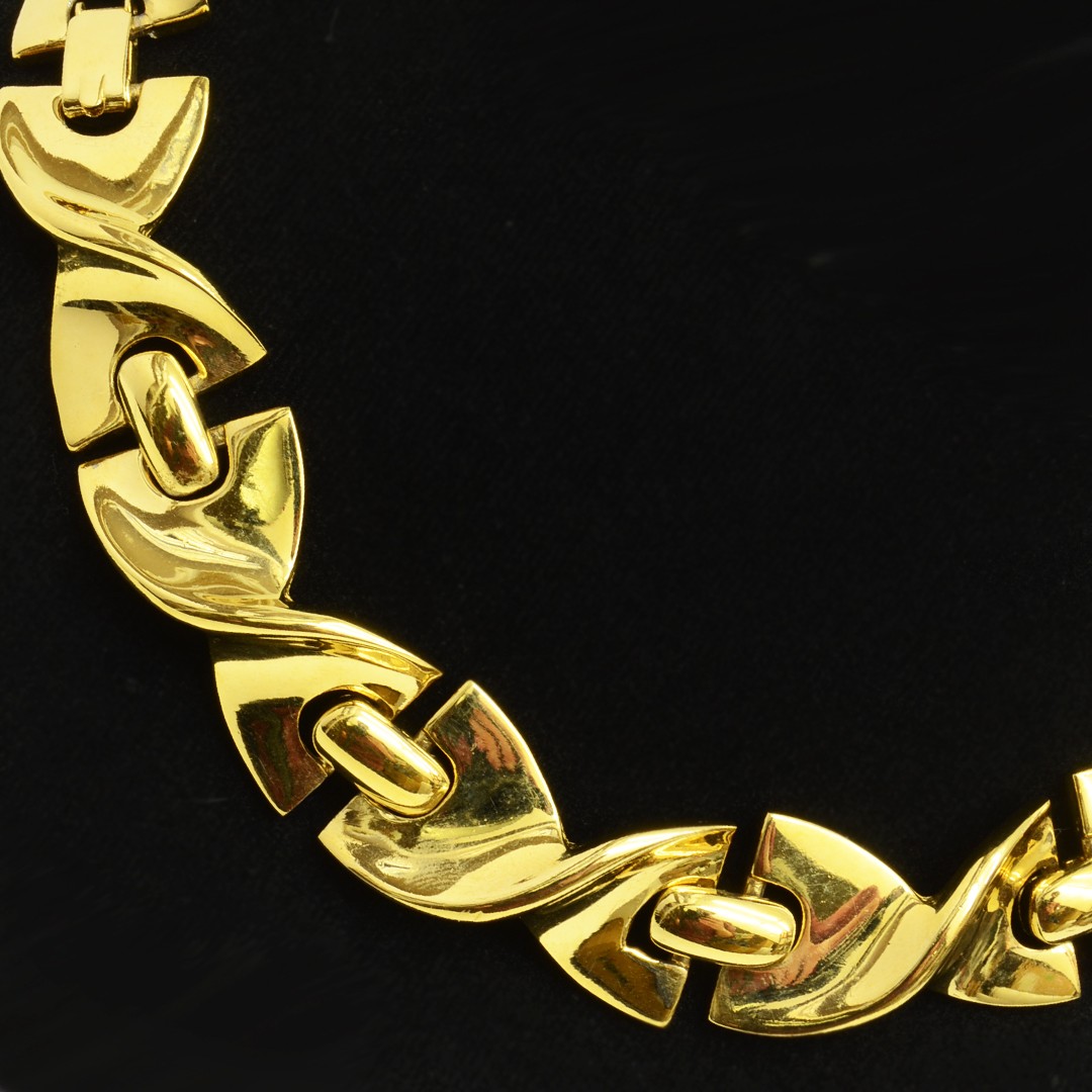 Givenchy is back with an hourglass shaped linking necklace.
#designer #fashion #authentic #secondhand #secondhandfashion #givenchy #gold #necklace #jewelry #hourglass