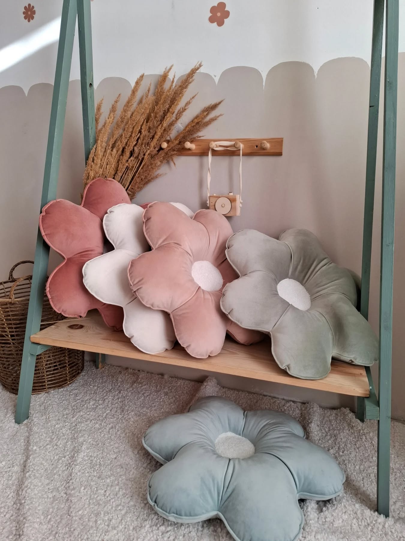 Poduszki Velvet kwiaty 🌸🌸 uszyte z najwyższej jakosci tkaniny posiadajcej certyfikaty bezpieczeństwa.
Średnica/szerokość Poduszki to aż 50 cm ,będą również zastosowanie jako siedzisko podczas zabawy czy czytania książeczek. Miekka i puszysta w dotyku .
Zapraszamy wiosnę 🌸🌸
#poduszkadekoracyjna #pillow #babyroomdekor #kidsroominspiration #szytewpolsce