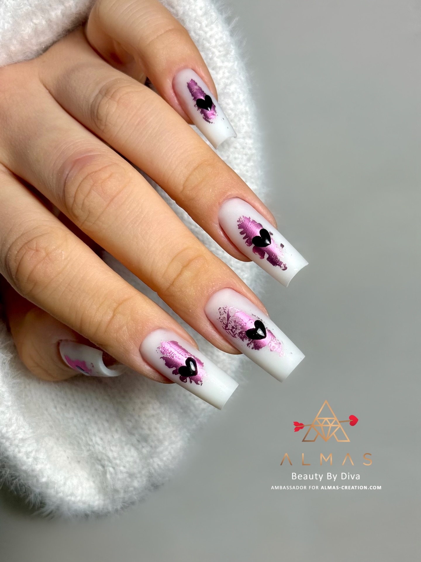 Quelle couleur de Mirror Foil est votre favorite parmi les 14 teintes de notre catalogue? 🤭
Diva a utilisé la version Pink avec notre Foil Gel pour sa nouvelle pose réalisée avec nos builder popits 4. Elle a travaillé avec le polygel liquide Meringue, le paint Black Storm et la finition mate Velvet Top Coat. 🔥
#foilnails #foilnailart #matenails #squarenails #whitenails