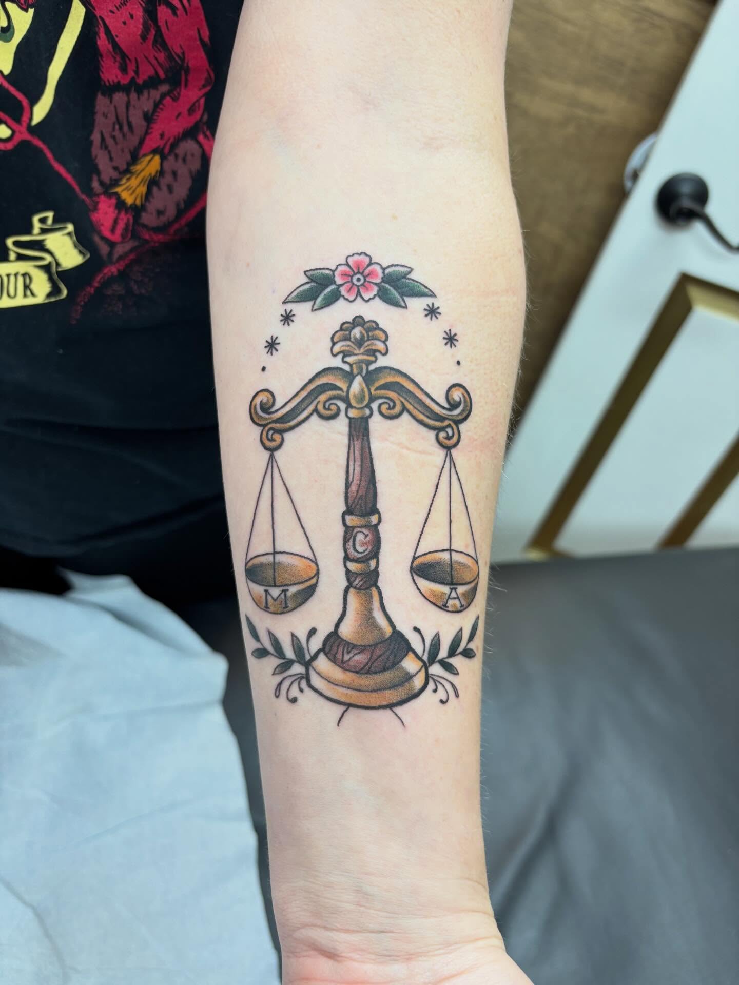 Got to do this lovely set of scales for a client with a whole family of libras! It was fun to get to design this one custom, and even more fun getting to tattoo it. Thanks for the good conversation and the trust to bring your idea to life ✨ #tattoo #customtattoo #traditionaltattoo #americantraditional #neotraditionaltattoos