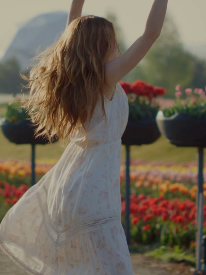 Defensiveness isn’t arrogance — it’s self-protection.
When criticism or contempt become familiar, the nervous system stays on guard.
Everything feels like an attack.
Conversations stop being about resolution and start being about survival.
The turning point often comes when one partner takes responsibility —
not for everything, but for their part.
That moment can soften the entire dynamic.
If you’re stuck in this cycle, you don’t have to figure it out alone.
Explore support options through the link in our bio.