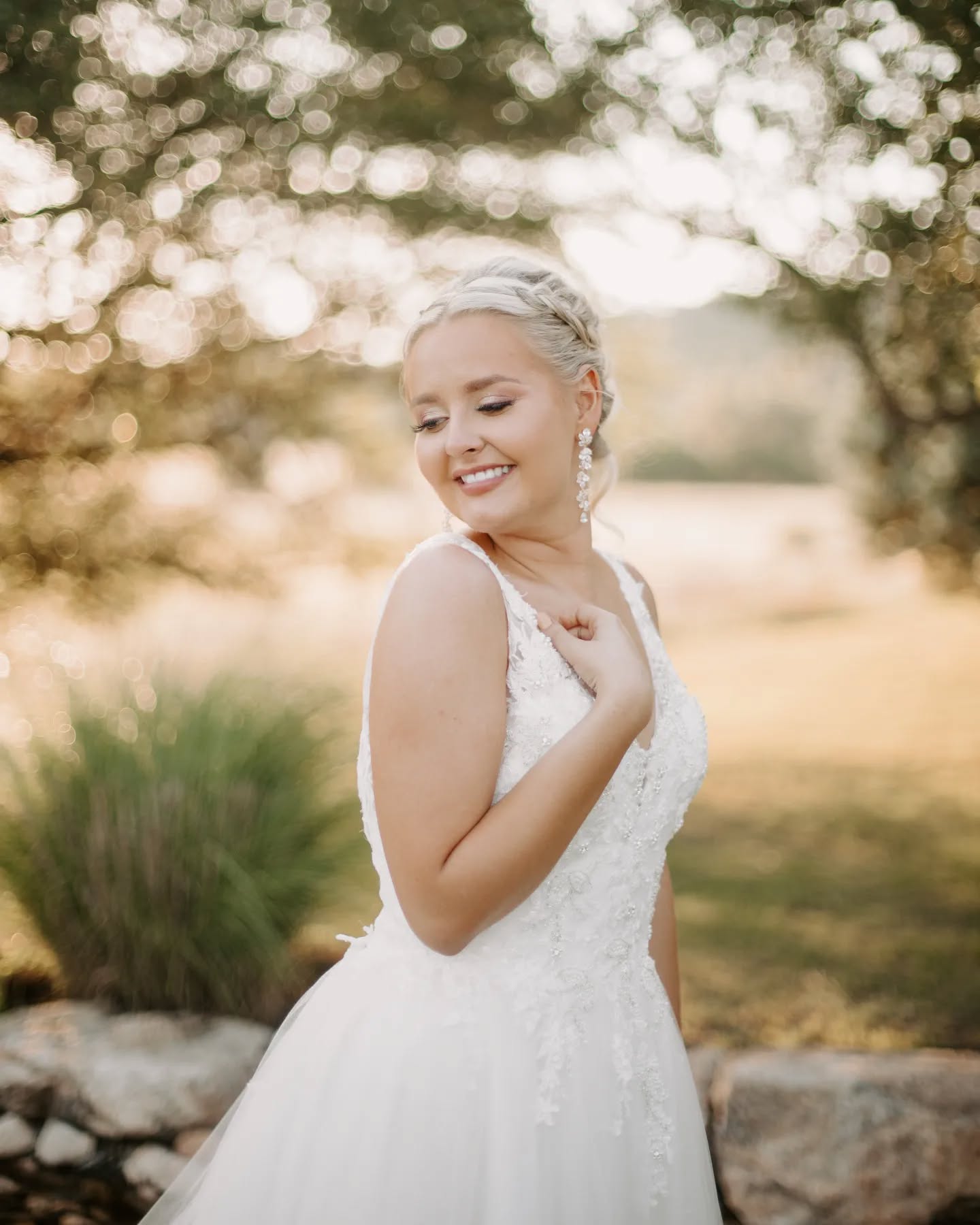 Caela was an absolute dream
Venue:@themilestoneboerne
Planner:@faithful_plan
Photographer:@michelegracephotography & @capturedbyclauds
Videographer:@jmurph324
Cake:@dotsjustaddfrostin
DJ:@dj.connection