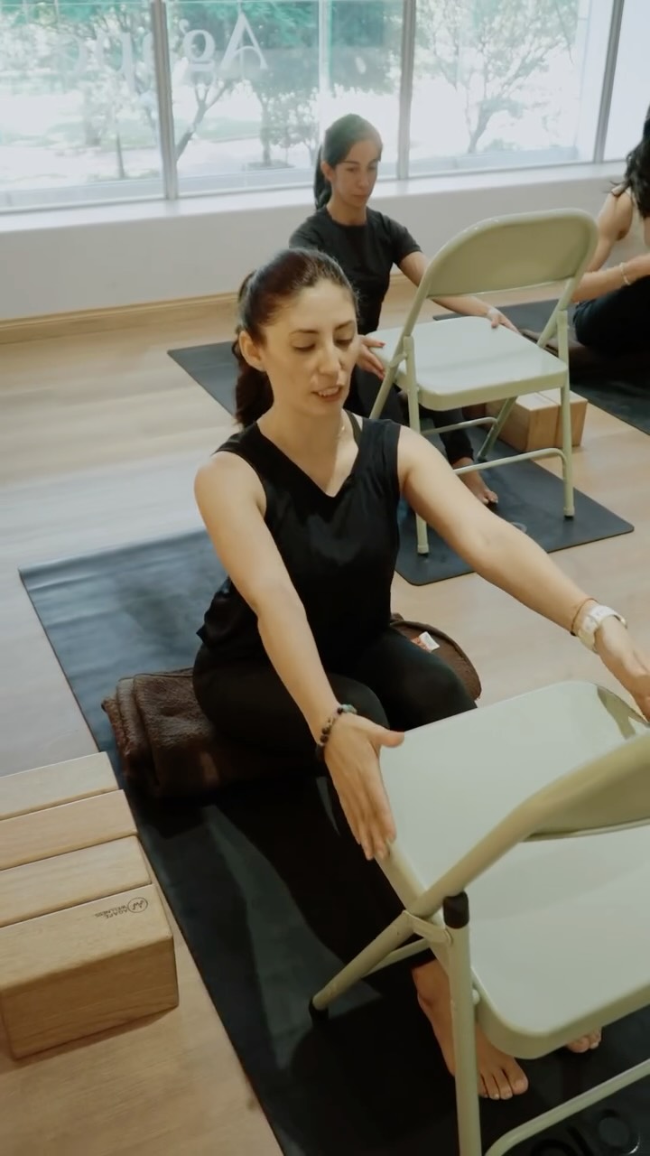 Hatha Yoga es la base de una práctica consciente y estable. 🧘🏻
Ideal para cuidar la columna, fortalecer el cuerpo y calmar la mente.✨
#HathaYoga
#YogaParaTodos
#MovimientoConsciente
#YogaBolivia
#ÁgapeWellness