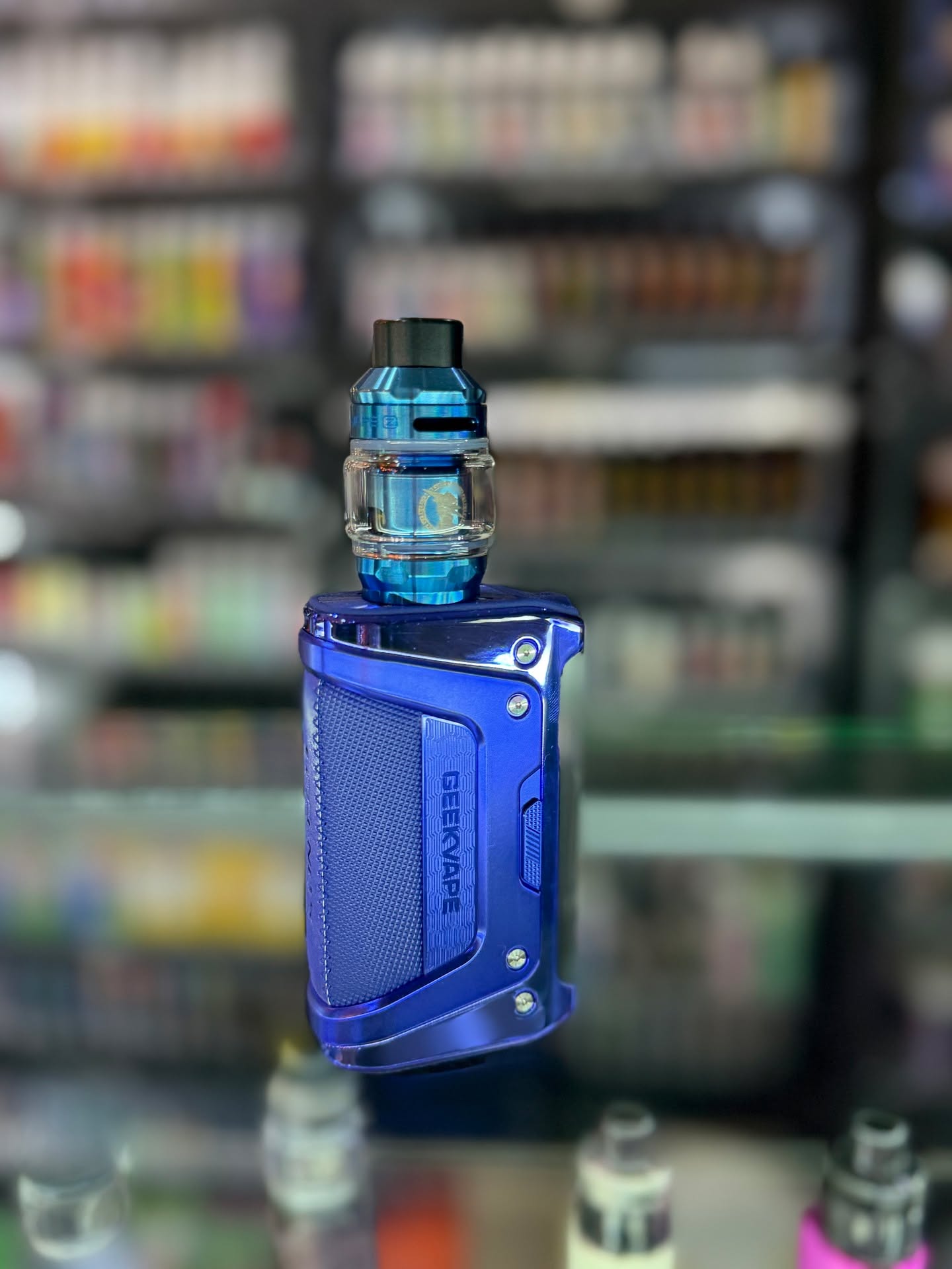 ⚡ Légende 3 – Box 200W double accu offerts 🔋
La Légende 3 est une cigarette électronique puissante et autonome avec 200W, double accu 18650, et 5000 mAh. Son clearomiseur 5,5 ml 💨 à airflow supérieur anti-fuite offre une excellente restitution des saveurs grâce aux résistances Z (Zeus Series). Écran TFT 1,08" 🖥️, 5 modes de vape, tirage aérien et design premium ✨. Disponible en plusieurs coloris 🎨.