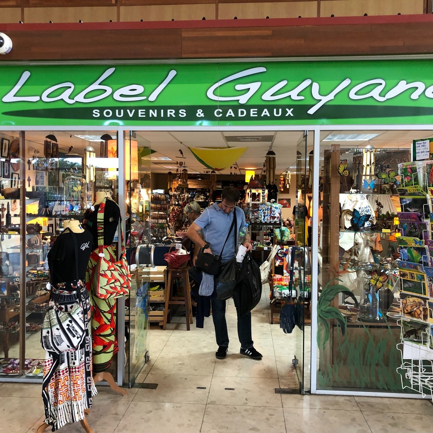 📣 Avis important pour nos clients ! 🎁
Vous avez besoin d'un cadeau de dernière minute pour vos proches ? Direction la boutique de L'aéroport Félix Éboué. La boutique Label Guyane sera ouverte le mardi 24 décembre et le mercredi 25 décembre !
Profitez de ces deux jours pour trouver le cadeau idéal qui fera briller les yeux de vos proches pendant les fêtes de fin d'année. Notre équipe sera ravie de vous accueillir et de vous aider à choisir parmi une large sélection de produits.
Joyeuses fêtes de fin d'année !
L'équipe de Label Guyane 🎄🎅 🎉
#guyane #guyanefrancaise #tendance #artisanat #drapeauguyane #entrepriselocale #yana #cadeau #cayenne #labelguyane #kourou #labelguyaneshop#LabelGuyane #BoutiqueAéroport #CadeauxLocaux #SouvenirsUniques #Voyage