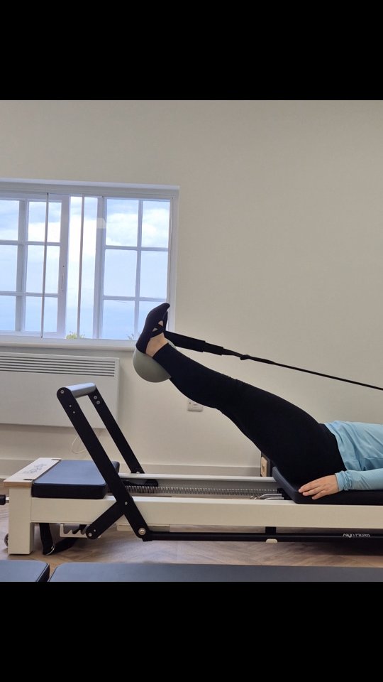 ๐ฆต Unilateral Straight Leg Press with a Ball ๐ฆต
โ๏ธ Glute activation and hip extension power (working leg focus)
โ๏ธ Deep core and lower back activation for spinal alignment and stability
โ๏ธ Pelvic stability with single-leg load management
โ๏ธ Adductor engagement for leg positioning and stability
โ๏ธ Improved ankle, foot, and proprioceptive control
โ๏ธ Enhancedhamstring flexibility
โ๏ธ Enhanced body awareness and coordination
#Reformer #ReformerPilates #Movement #FeetInStraps