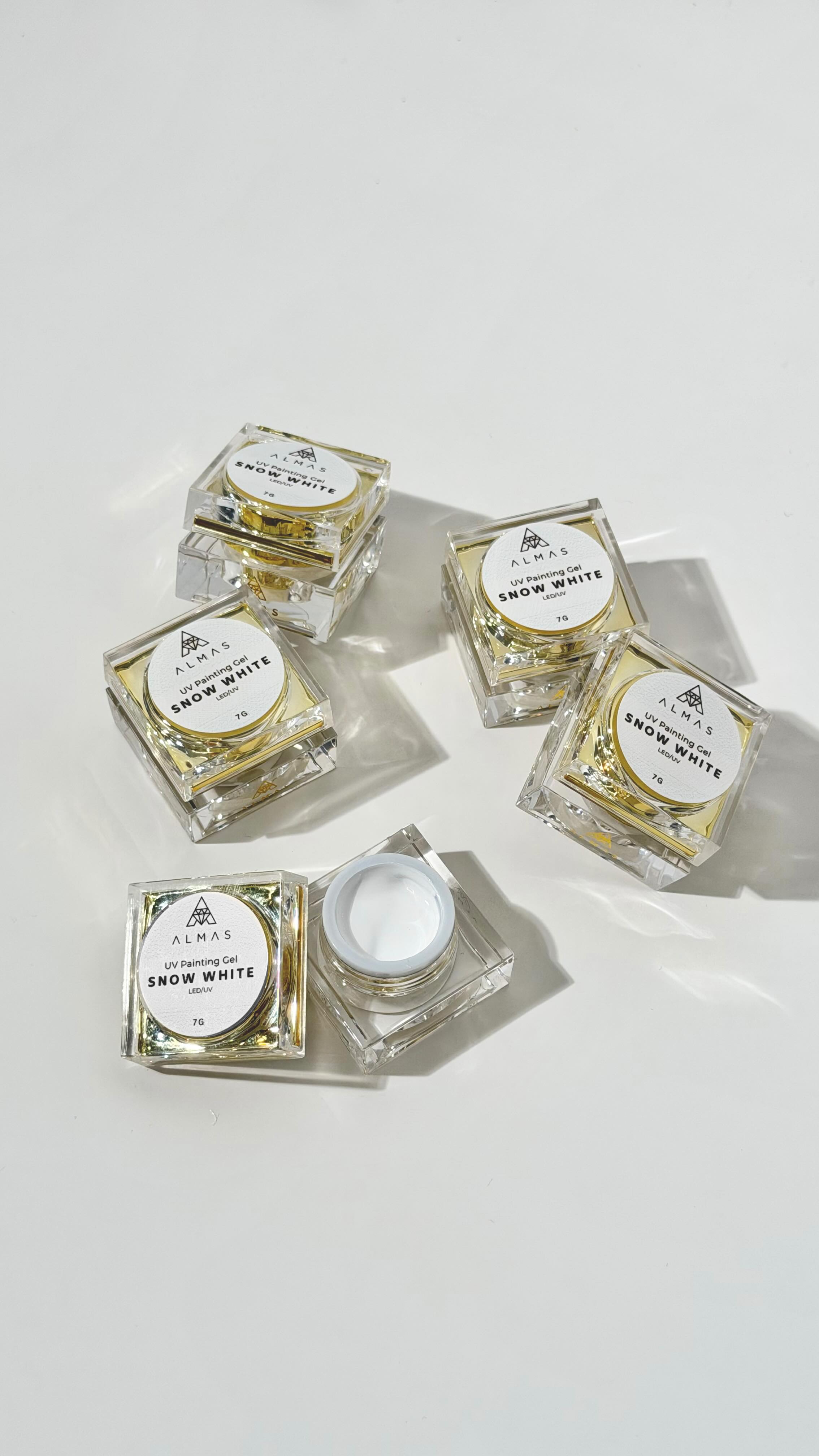 L’inspiration du jour est signée par Diva! Que pensez-vous de sa french? Ce grand classique du genre a été réalisé avec notre paint Snow White. L’intense pigmentation de notre gel sans résidu collant ne manquera pas de vous conquérir! 🤍
Elle a également utilisé le builder Nude Cover 1 et la finition brillante Crystal Shine! 🤩
#onglerieparis #paintnails #frenchnails #ongleriemarseille #onglerietoulouse