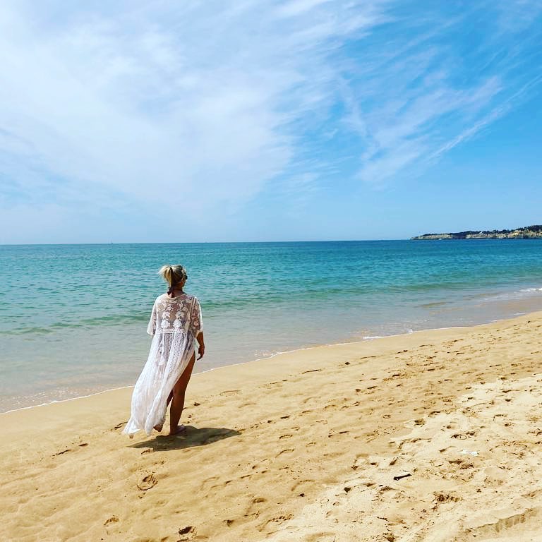 Wat een GE-WEL-DIG land is Portugal!❤️ Dat staat vast. Wat ook vast staat is dat je NIET kunt rekenen op de nmbs. Met de trein zou je er al zijn was ooit hun slogan. HAHAHAHAHAHA
Ik heb m’n frustratie van me afgeschreven en ga dit weekend werk maken van een klachtje met vraag tot compensatie. Steek je hand op als je ook vrij zeker bent dat het kinneklop zal worden..🙋🏼♀️😏
https://www.elvisjune.com/post/met-de-trein-zou-je-er-al-zijn