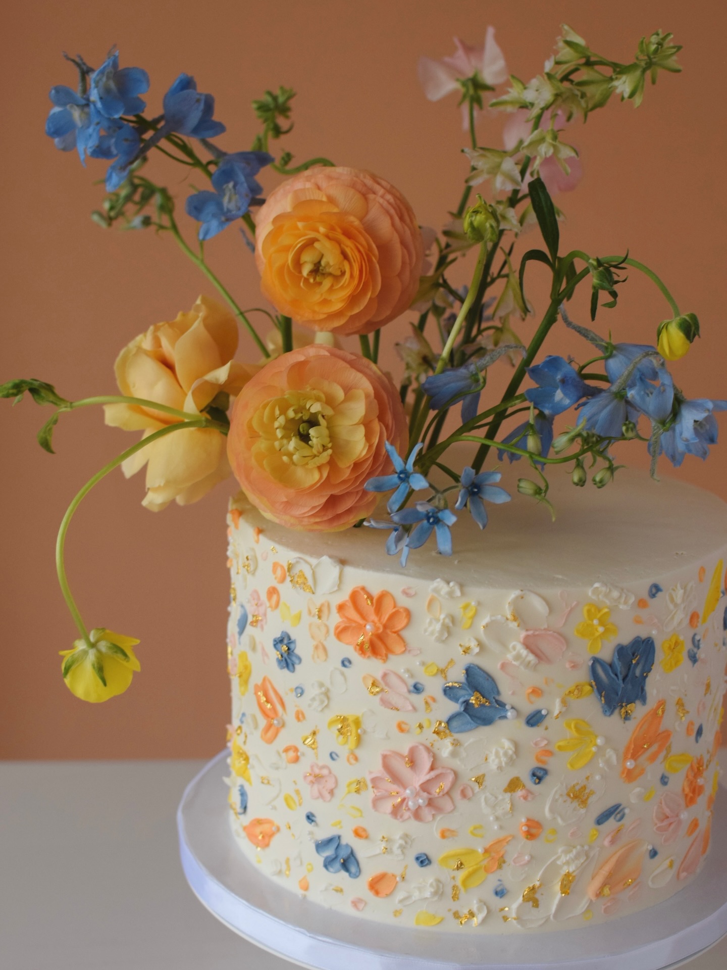 A colorful palette for a wedding in the midst of a Florida winter storm ❄️ It was such a treat getting to work with my gal pal @flower_smith_ at the @belleviewinn 🤍 This hand painted buttercream wedding cake was a beautiful focal point on the dessert table 🍰