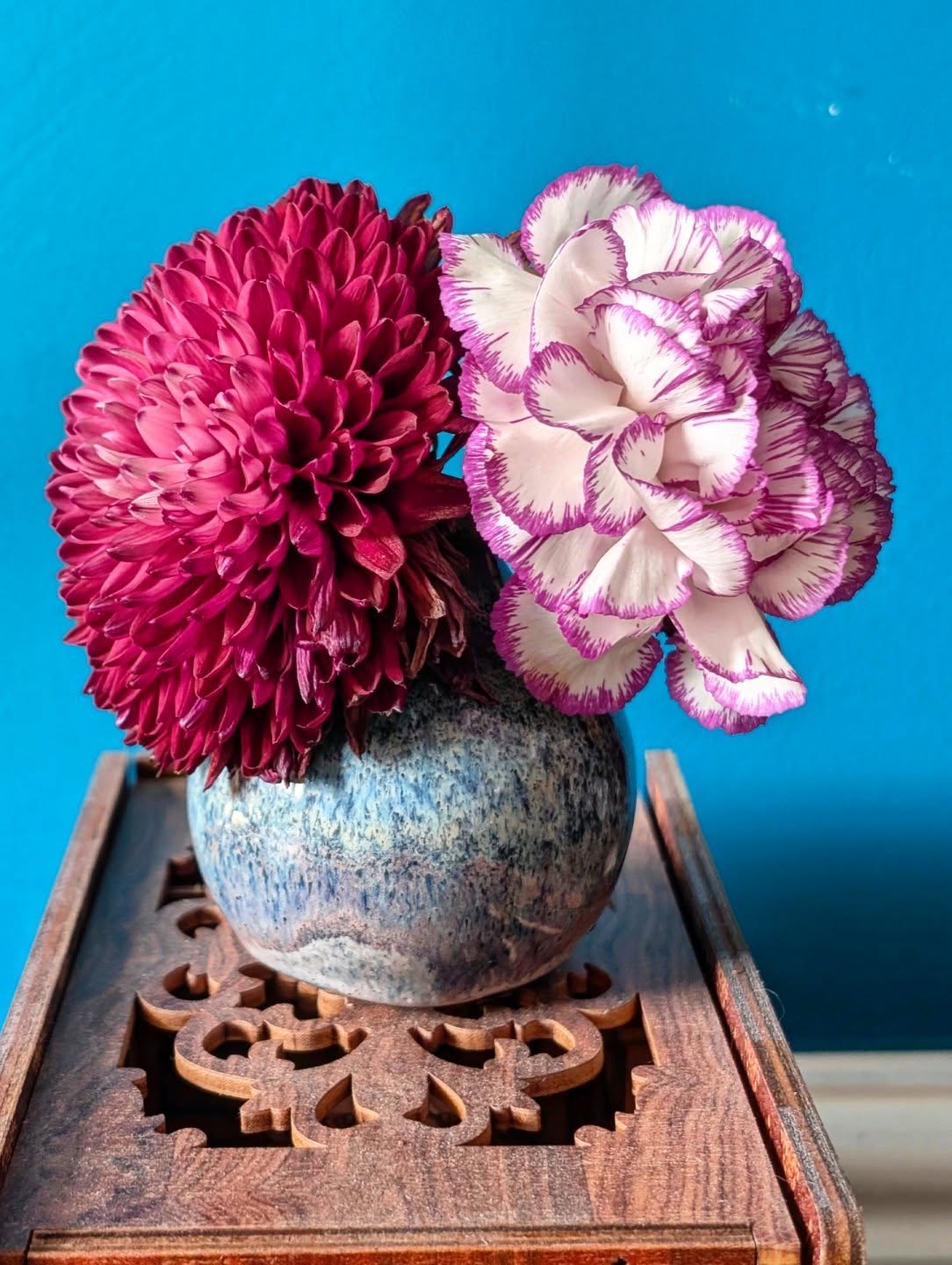 Bud vases are my favourite way to add a splash of extra colour to my space
I'm really digging these pink tones against the blue - am manifesting spring to hurry up 😎
I'm also going to be restocking bud vases onto the website again soon
#flowers
