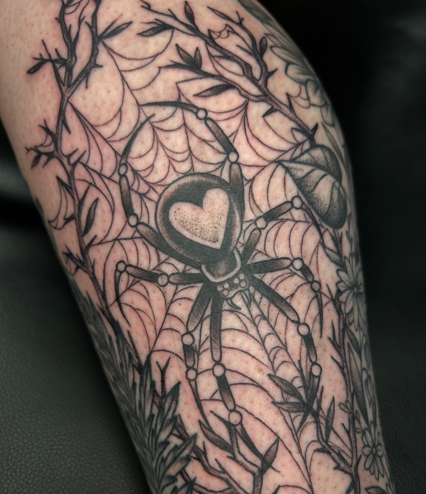 🕷️ The final piece of Ashlie's lower leg sleeve! I am absolutely terrible at taking videos, so enjoy swiping through the photos! Everything is healed except for the spider section is the last part we did 🤗
.
.
.
#spidertattoo #floraltattoo #darkwhimsy #pittsburghtattooartist #pghtattooer