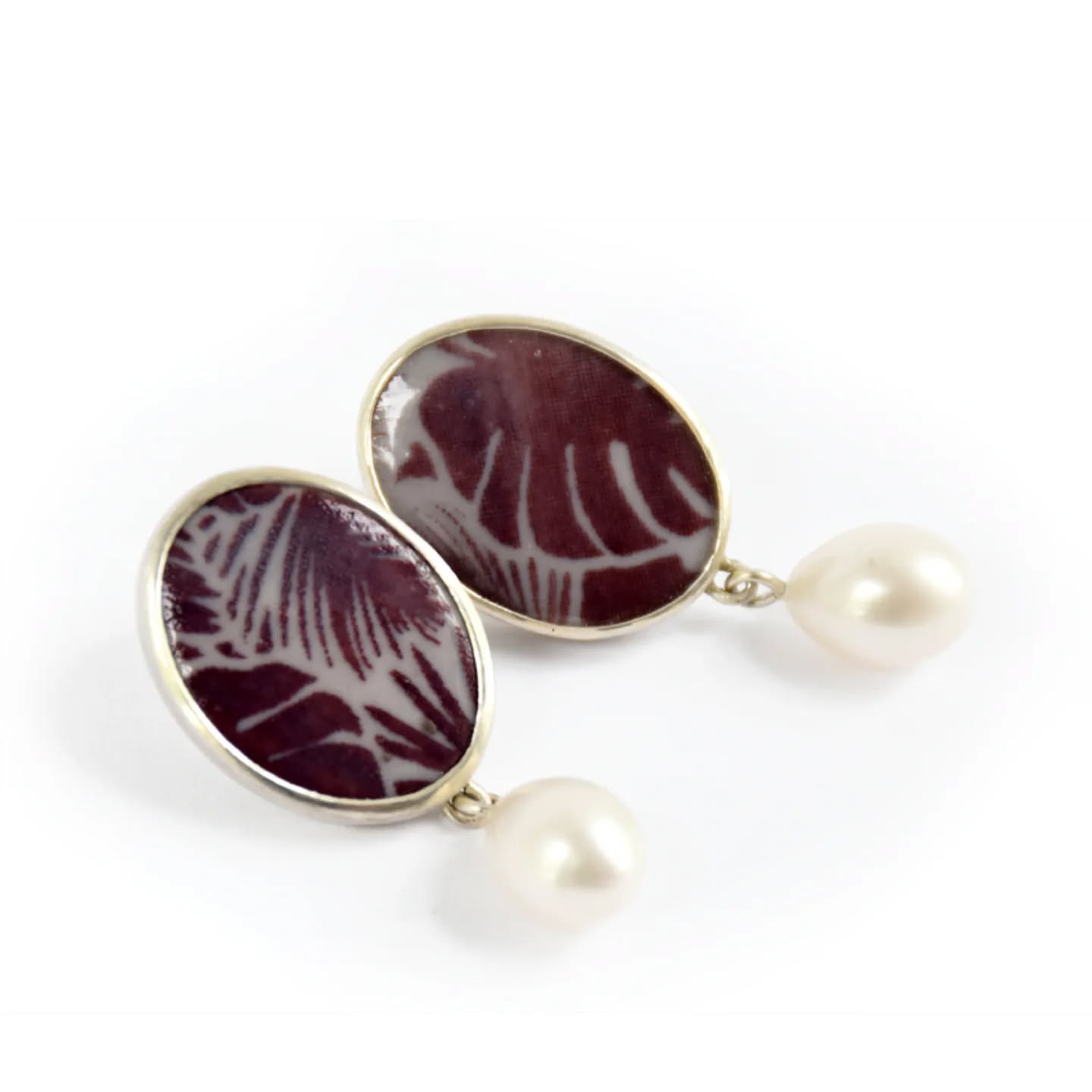 Ohrringe mit Porzellan, Silber und Perle
Seit Jahren teste ich mich durch das Angebot keramischen Farben, um lila Porzellan zu erhalten... So langsam wird es 💜
#zeitgenössischesporzellan #zeitgenössischerschmuck #porzellanschmuck #schmuck #porzellan #zuchtperlen
#contemporaryjewellery #contemporaryporcelain #porcelain #jewellery #jewelry