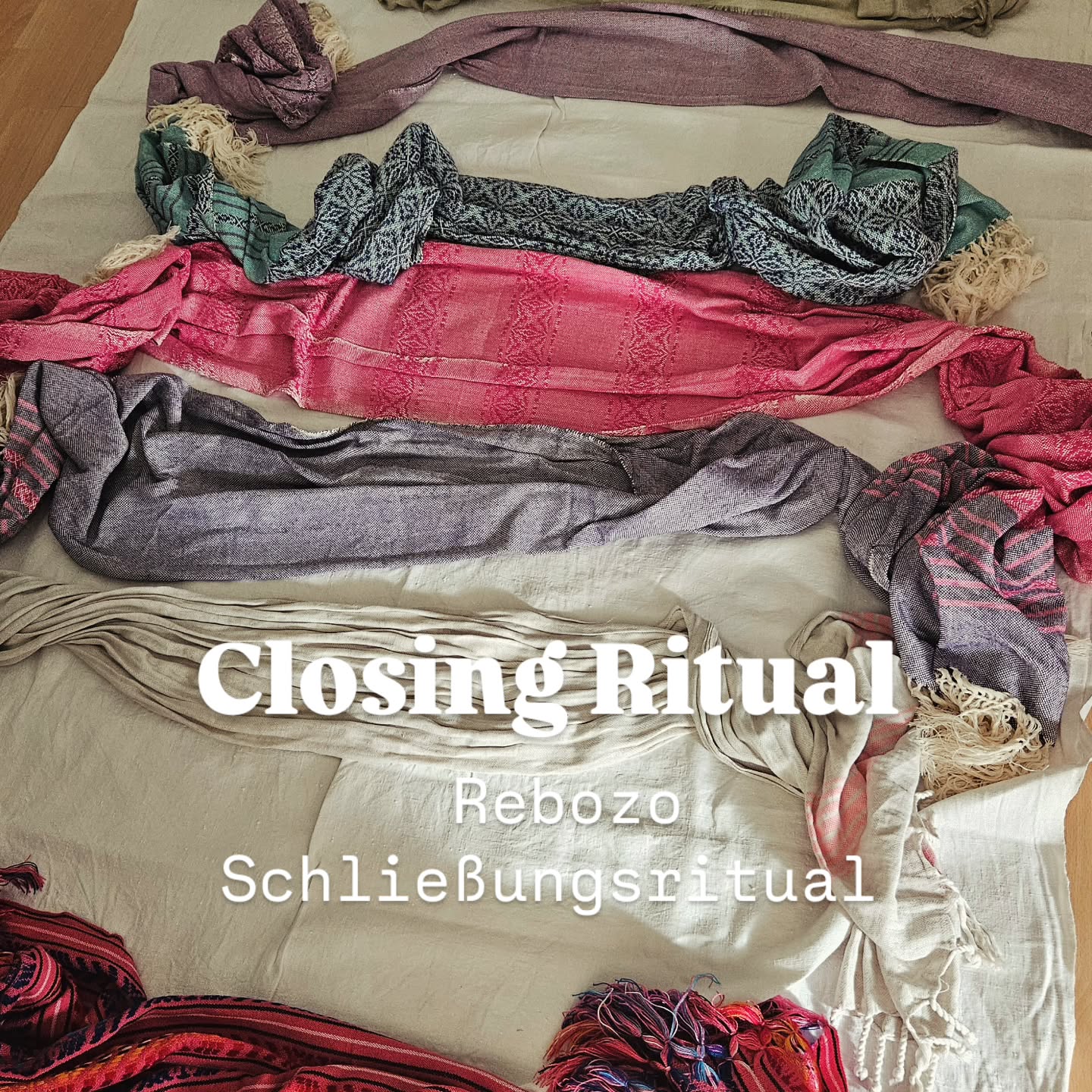 8 Monate nach der Geburt durfte ich für eine meiner Wochenbett Mamas dieses kraftvolle Schließungsritual geben.
Kurz vor dem vereinbarten Termin hat sie das erste mal wieder geblutet. Es ist einfach magisch wie sich alles immer fügt und alles zur richtigen Zeit sch findet.
Das Ritual unterstützt nicht nur die Verarbeitung emotionaler Themen um Schwangerschaft, Geburt und Wochenbett, es wirkt auch tief körperlich und energetisch.
Nach der Geburt bist du noch weit und weich, geöffnet und sensibel für alles in der Außenwelt.
So unterstützt das Ritual nicht nur deine Schritte im Muttersein, in deiner neuen Rolle und inneren Kraft anzukommen, sondern grenzt auch gegen äußere Themen, das Umfeld, die Umgebung, gesellschaftlich erwartete 'Normen' und nicht nährende Einflüsse ab.
Auch für mich ist es jedes mal eine besondere Erfahrung, immer so anders, geführt, pure Hingabe.
Danke liebe Caroline, dass ich dich und euch als Familie begleiten durfte 🧡💫
✨️Das Ritual mit den wundervollen Rebozo Tüchern aus indigener Handarbeit (danke liebe Angelina Martinez) wird traditionell auch bei Lebensübergängen zb Menopause oder zur Unterstützung, um körperliche oder emotionale Veränderungen zu verarbeiten, genutzt ✨️
💫Mehr Infos zum Closing the Bones oder Lebensübergänge Ritual in meiner Bio👆