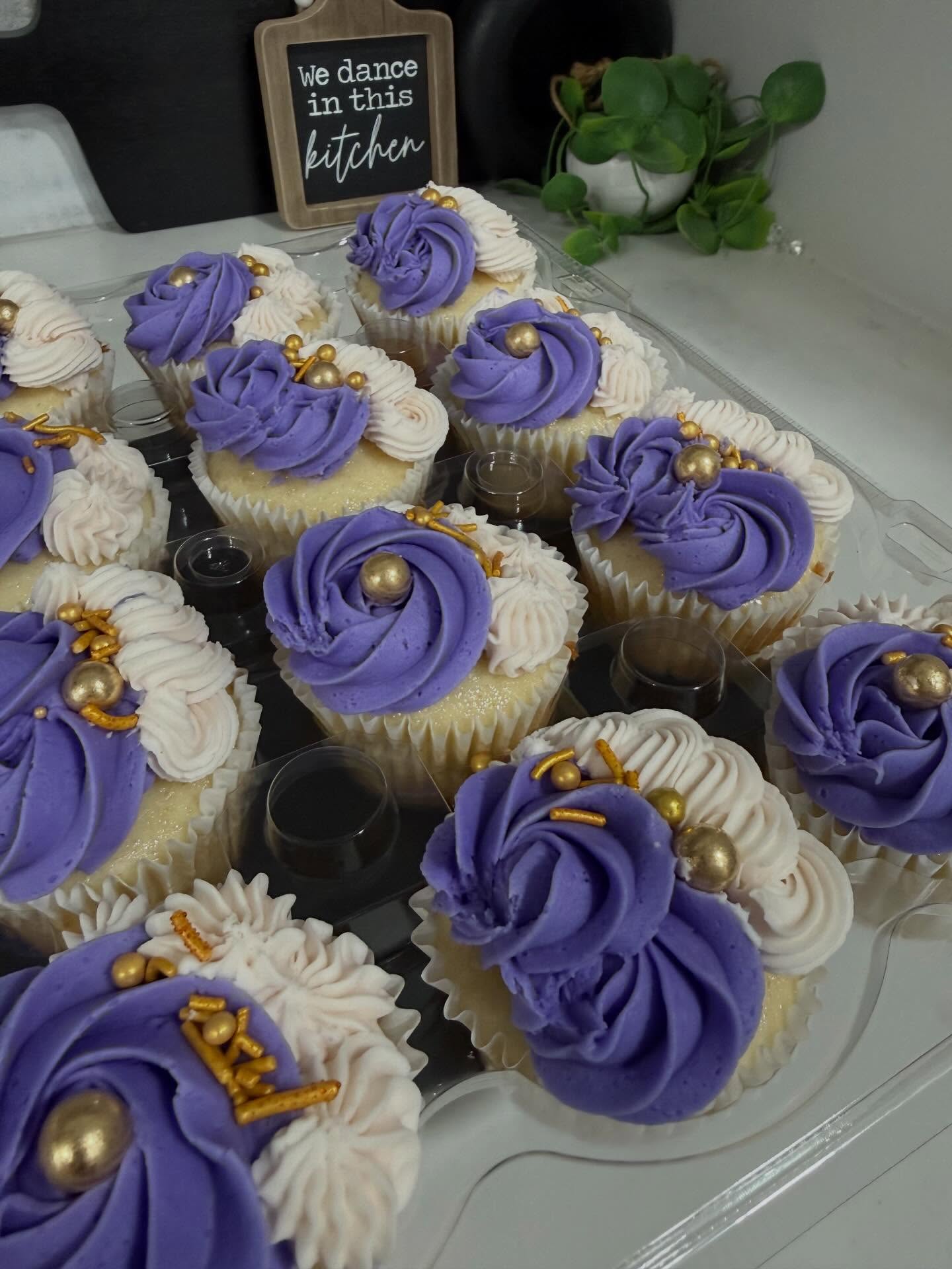 Beautiful cake with cupcakes to match for a celebration 🎉