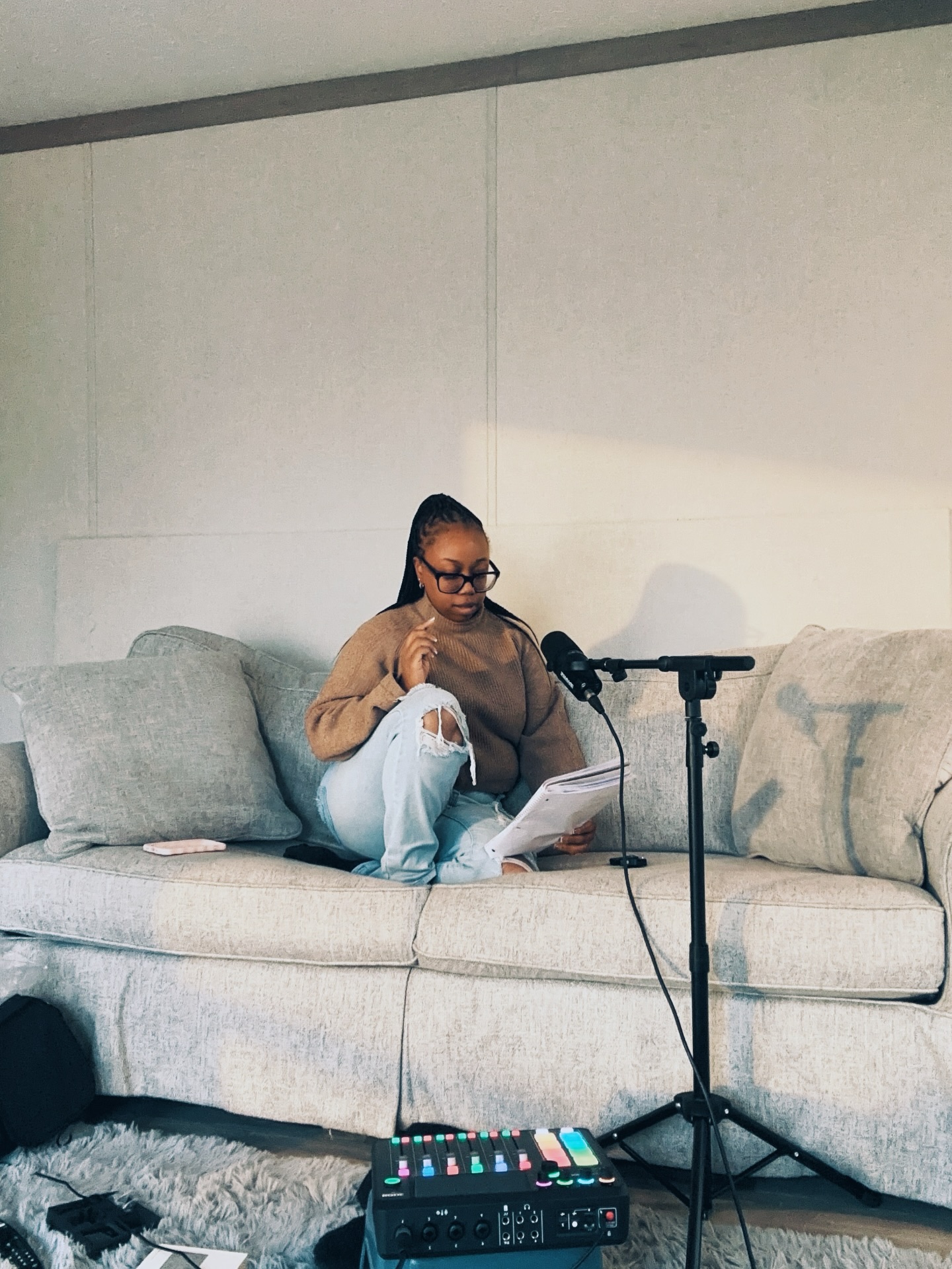 Open hands.
Slow steps.
Honest presence. 🖤
#creativeprocess #podcastlife #behindthescenes #womenwhopodcast #blackcreators