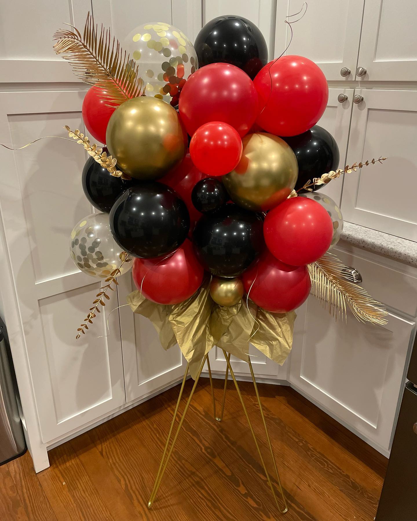 Run for the roses! 🌹 🐎 Derby inspired tripod balloon arrangement. 😍