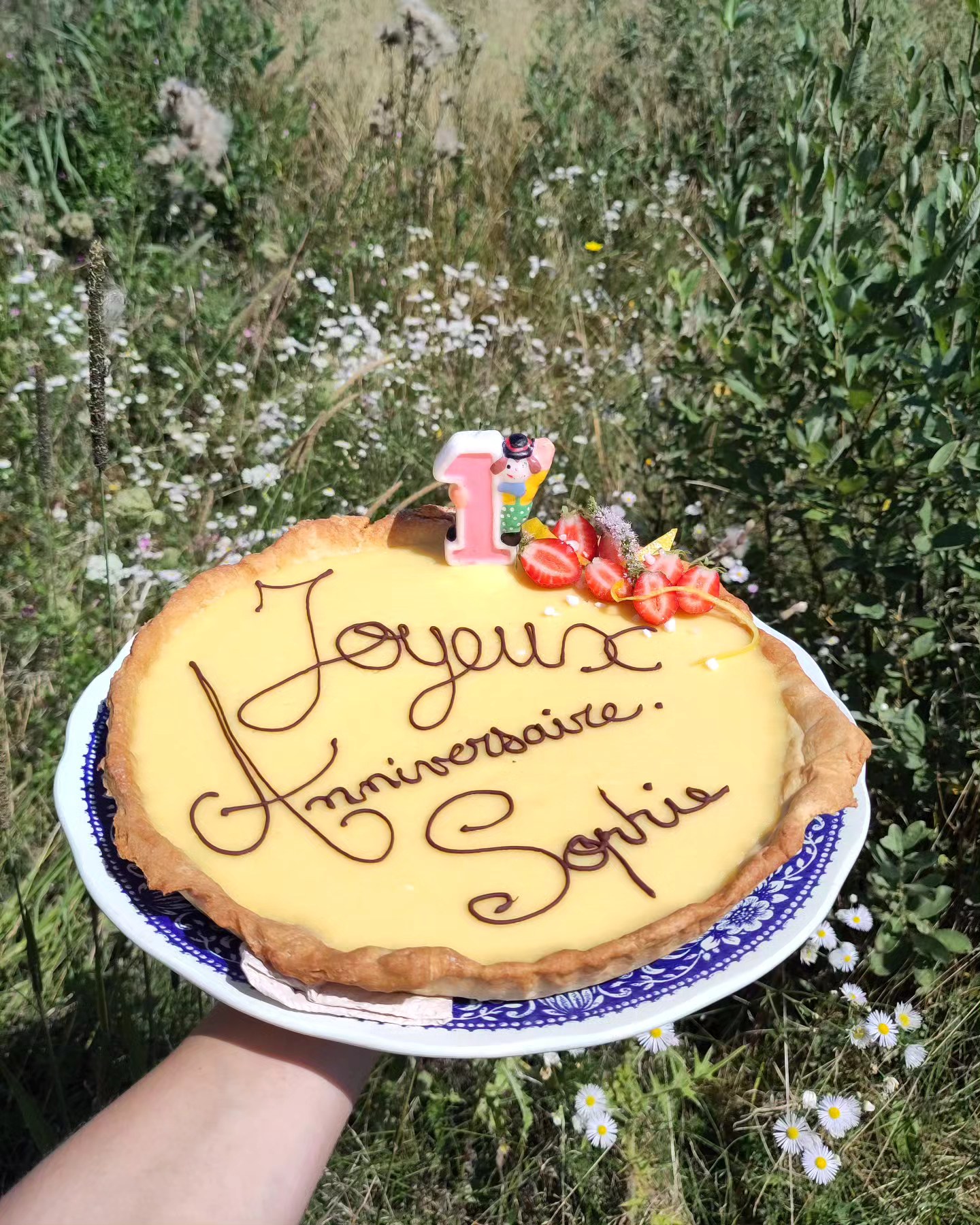 Encore un joyeux anniversaire célébré à la cantine...
Sur le tournage de La poupée, de Sophie Beaulieu.
#unétéaulac #onset #canteen #lemoncurd