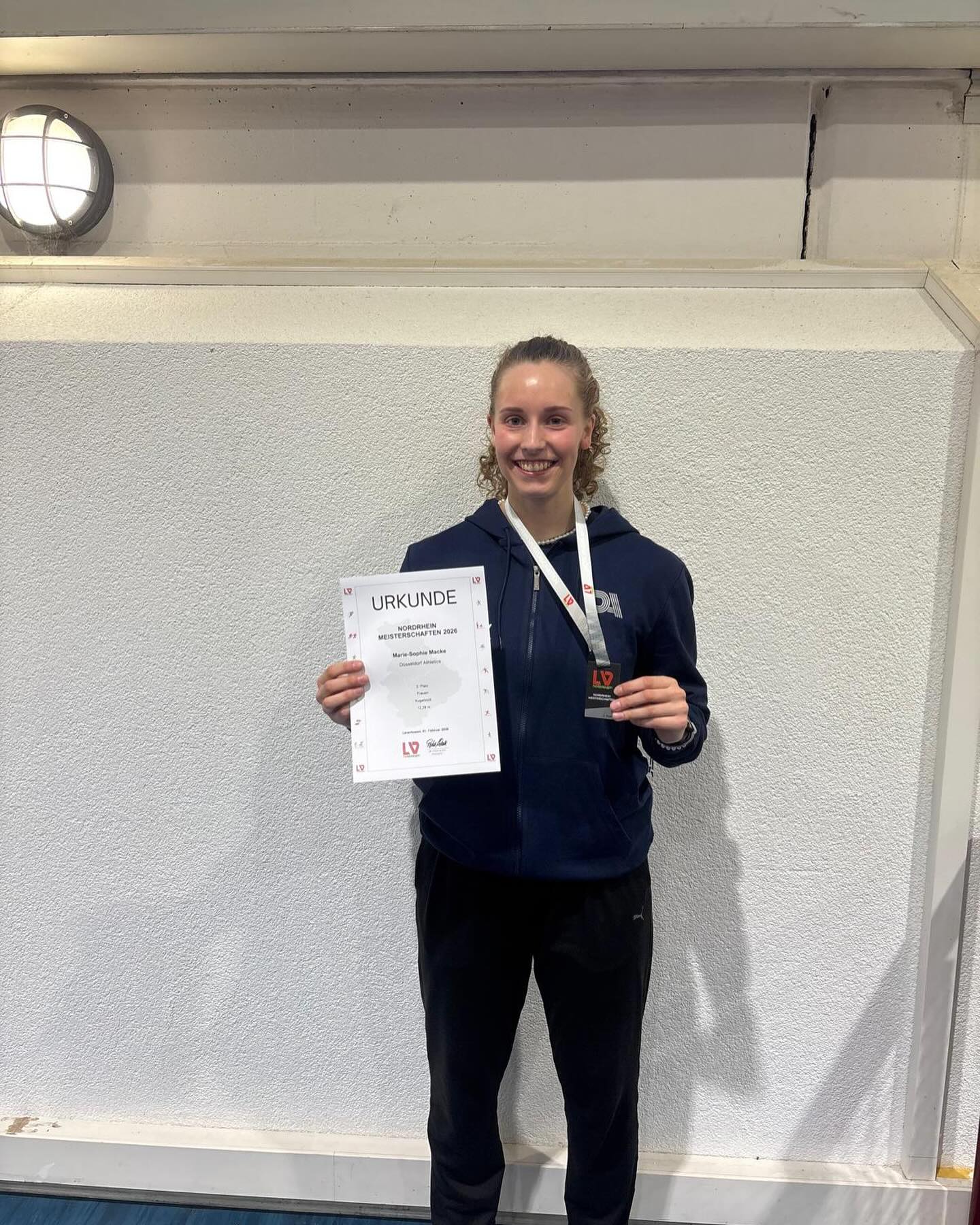 Ein intensives Wettkampfwochenende liegt hinter den Athletinnen und Athleten bei den Landesmeisterschaften am 31. Januar und 1. Februar in Leverkusen. In vielen Disziplinen wurden starke Leistungen gezeigt und persönliche Bestleistungen erzielt 💪🏻🔥
In der männlichen Jugend U18 überzeugte Phil Janitz gleich mehrfach. Über 60 Meter gewann er in 6,99 Sekunden mit persönlicher Bestleistung. Im Weitsprung erreichte er mit 7,10 Metern ebenfalls Bestleistung und den zweiten Platz, bevor er im Diskuswurf mit 43,92 Metern einen weiteren Titel gewann. Lennon Breuer belegte im Kugelstoßen mit 11,69 Metern den zweiten Platz und wurde im Diskuswurf Dritter. Moritz Nigrin kam im Diskuswurf auf den sechsten Platz.
In der weiblichen Jugend U18 erreichte Marlene Gütschow im Diskuswurf mit 37,24 Metern den vierten Platz. Marie Meier belegte im Diskuswurf mit persönlicher Bestleistung von 36,17 Metern Rang fünf und gewann einen Tag zuvor bereits den Speerwurf mit 36,59 Metern.
Bei den Männern startete Pierre Grandin über 1500 Meter und 3000 Meter und belegte jeweils den sechsten Platz. David Wagner wurde im Diskuswurf mit 43,06 Metern Zweiter.
In der Frauenklasse erreichte Denise Vogt über 3000 Meter den sechsten Platz. Im Stabhochsprung belegte Fee Lieber Rang drei. Marie-Sophie Macke erreichte im Kugelstoßen den zweiten Platz und entschied den Diskuswurf mit 53,98 Metern für sich. Iman Laafoui wurde im Diskuswurf Zweite, während Victoria Krause den Speerwurf gewann.
In der männlichen Jugend U20 belegte Yahya Jahouari über 1500 Meter den vierten Platz und erreichte über 3000 Meter Rang drei. Noel Cheishvili kam im Stabhochsprung ebenso auf Platz vier wie Paul Nigrin im Speerwurf.
In der weiblichen Jugend U20 erreichten Carlotta Müller und Angelika Karolidou im Stabhochsprung jeweils 3,50 Meter und stellten damit persönliche Bestleistungen auf. Müller belegte Platz zwei, Karolidou Platz drei. Nebel Evelek wurde im Speerwurf Zweite.
Auf geht’s in die nächsten Wettkampfwochenenden 💪🏻
#fasterhigherfurthertogether #landesmeisterschaft #leverkusen #duesseldorf_spots #germanyathletics