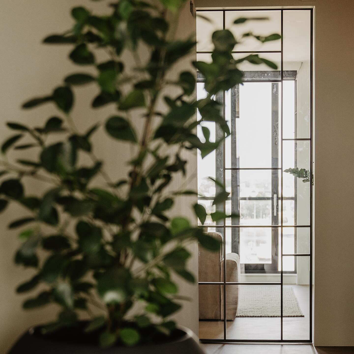 Voor een bijzonder penthouse in Zeeland hebben we gewerkt met strakke lijnen en mooie doorkijkjes waarbij er een subtiel spel is ontstaan tussen licht en schaduw. We zochten naar een balans tussen natuurlijke elementen en moderne elegantie.
Voor ons is dit weer een plaatje en werken we verder aan onze expertise in interieurarchitectuur.
#penthouse #penthouselife #penthouseliving #interiordesign #interior #zeeland #parasconcepts #elegance #luxury #luxurylifestyle